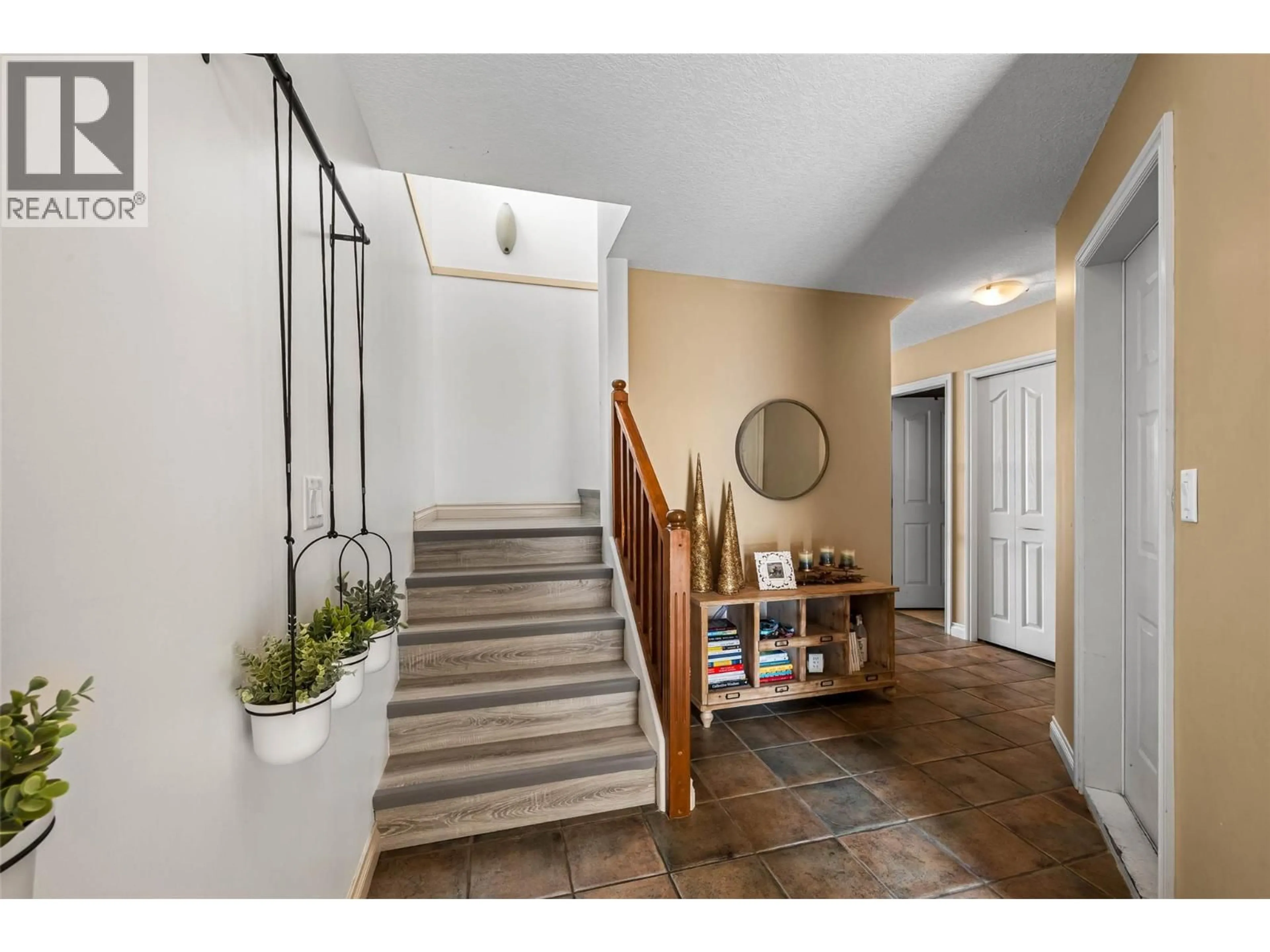 Indoor entryway for 23 - 2210 QU'APPELLE BOULEVARD, Kamloops British Columbia V2E2S4