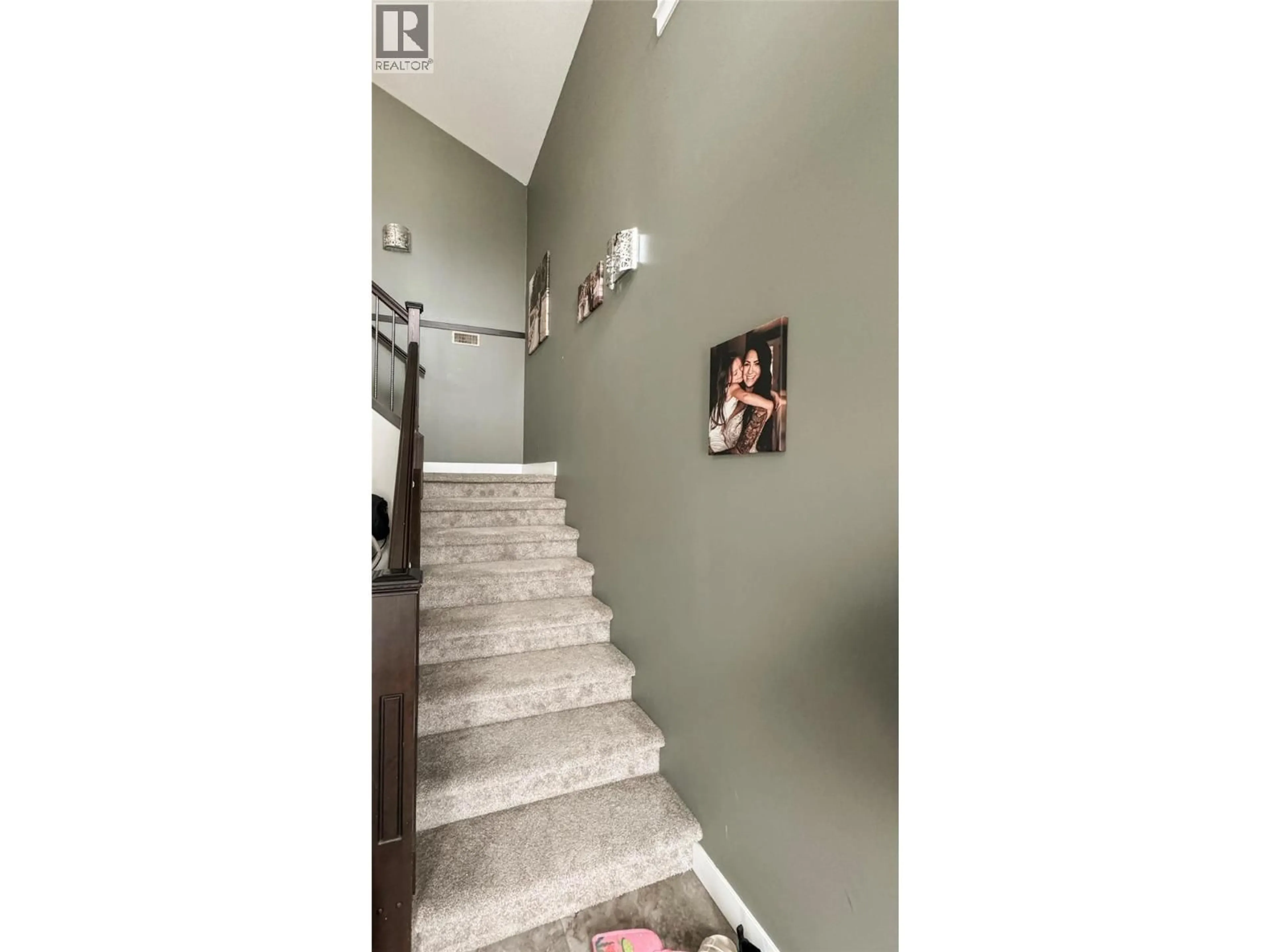 Stairs for 2110 6 AVENUE NORTHEAST, Salmon Arm British Columbia V1E2K8