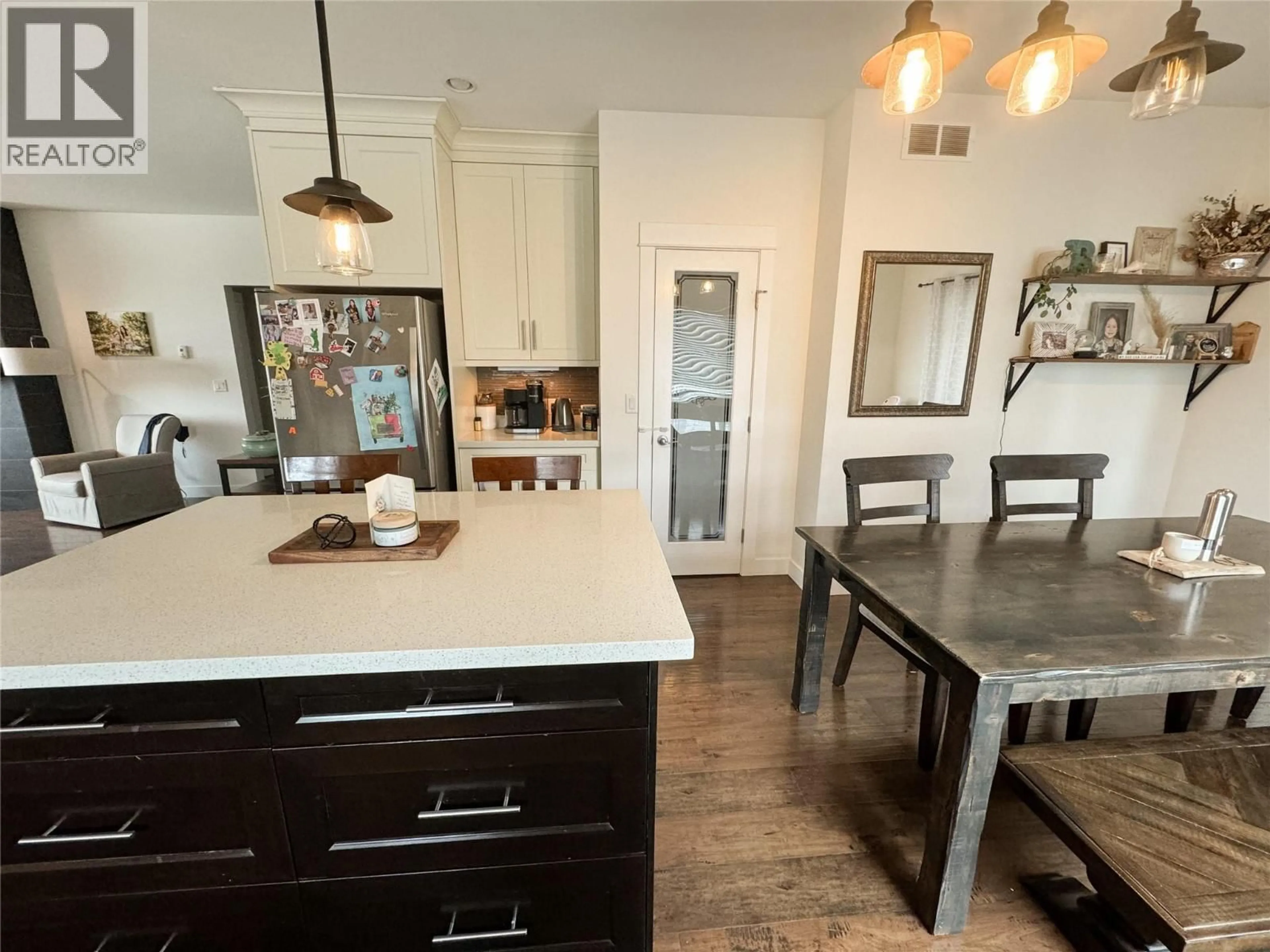 Open concept kitchen, unknown for 2110 6 AVENUE NORTHEAST, Salmon Arm British Columbia V1E2K8
