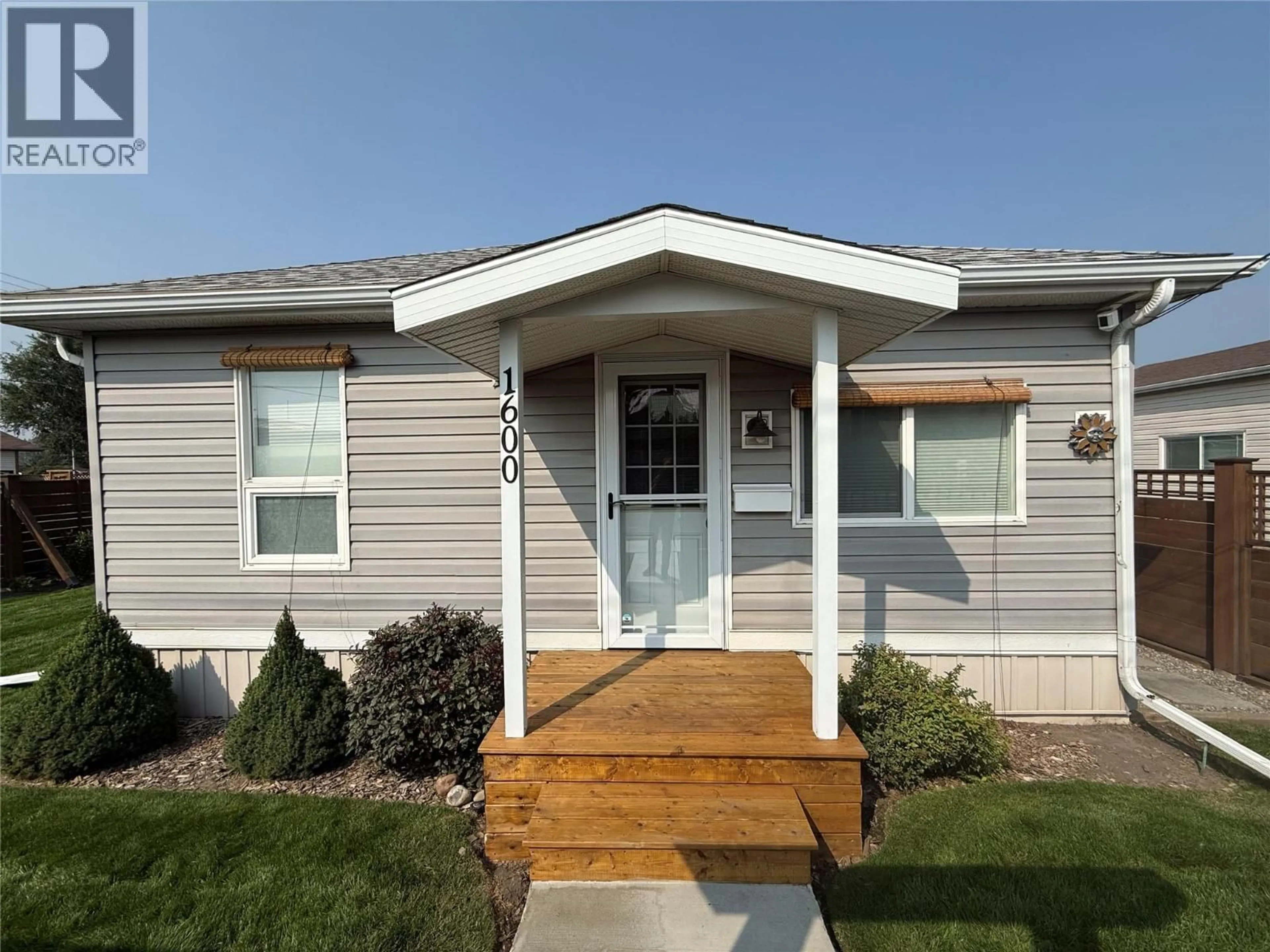 Home with vinyl exterior material, street for 1600 4TH STREET NORTH, Cranbrook British Columbia V1C3L7