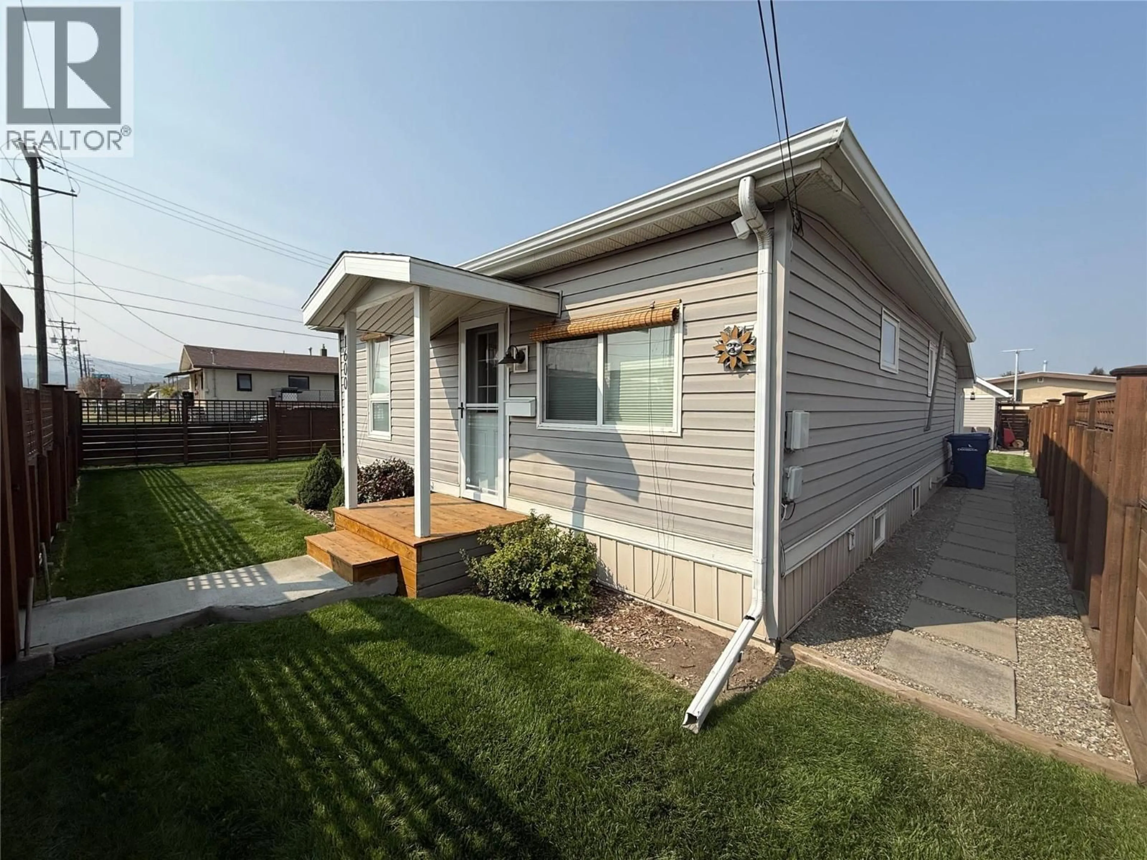 Home with vinyl exterior material, street for 1600 4TH STREET NORTH, Cranbrook British Columbia V1C3L7