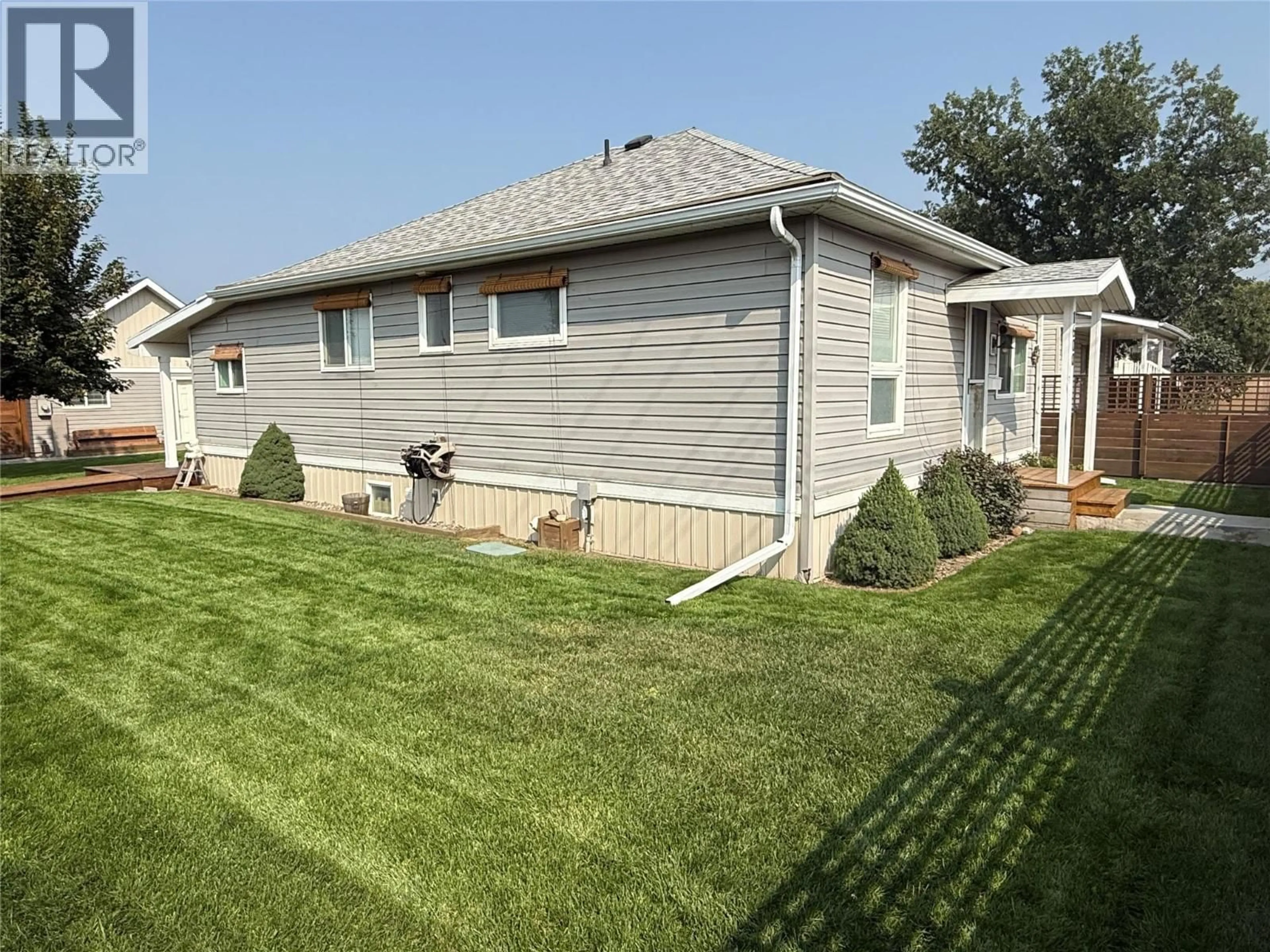 Home with vinyl exterior material, unknown for 1600 4TH STREET NORTH, Cranbrook British Columbia V1C3L7