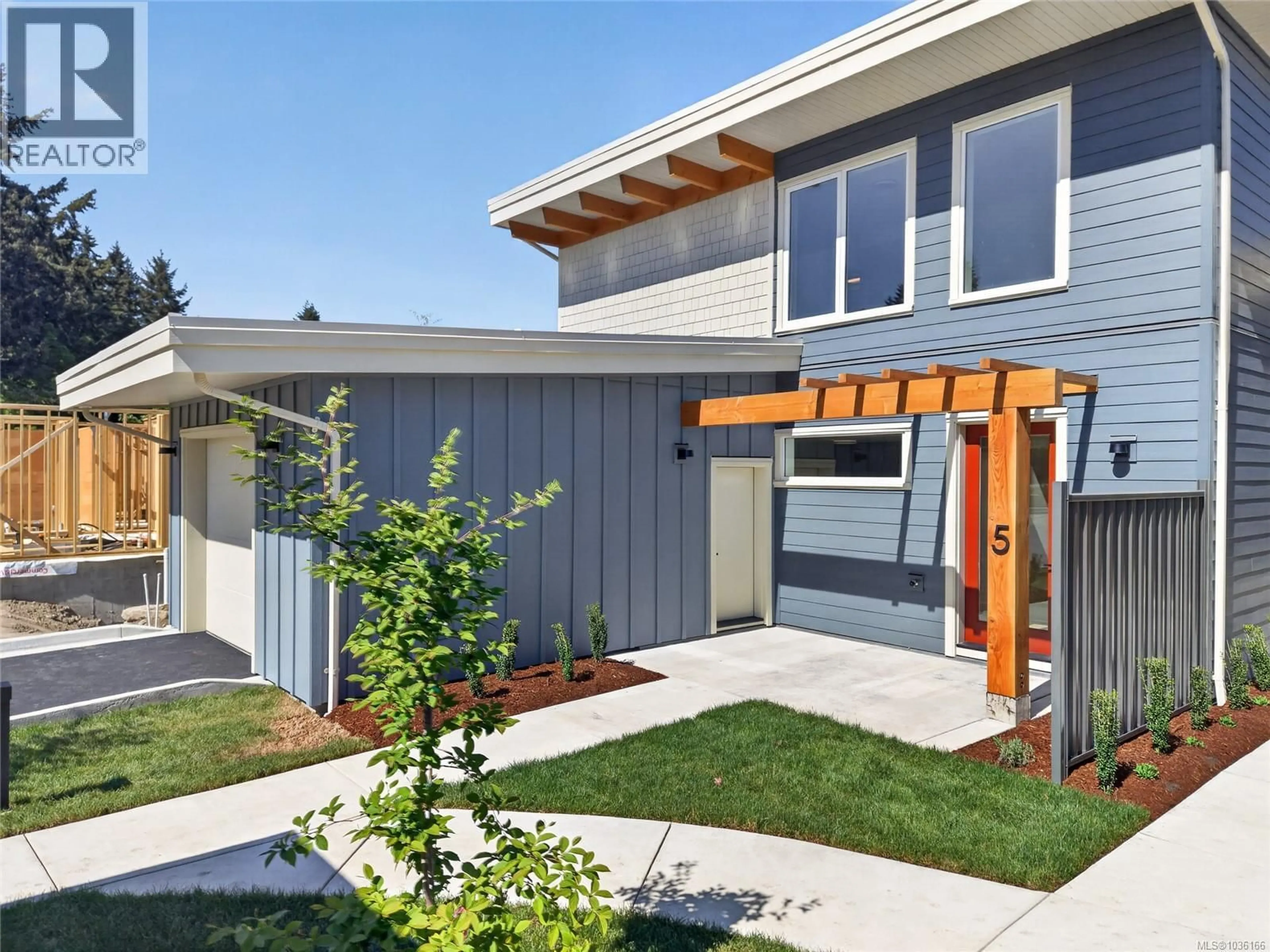 Home with vinyl exterior material, street for 8 - 152 MARINA VIEW DRIVE, Ladysmith British Columbia V9G1K4