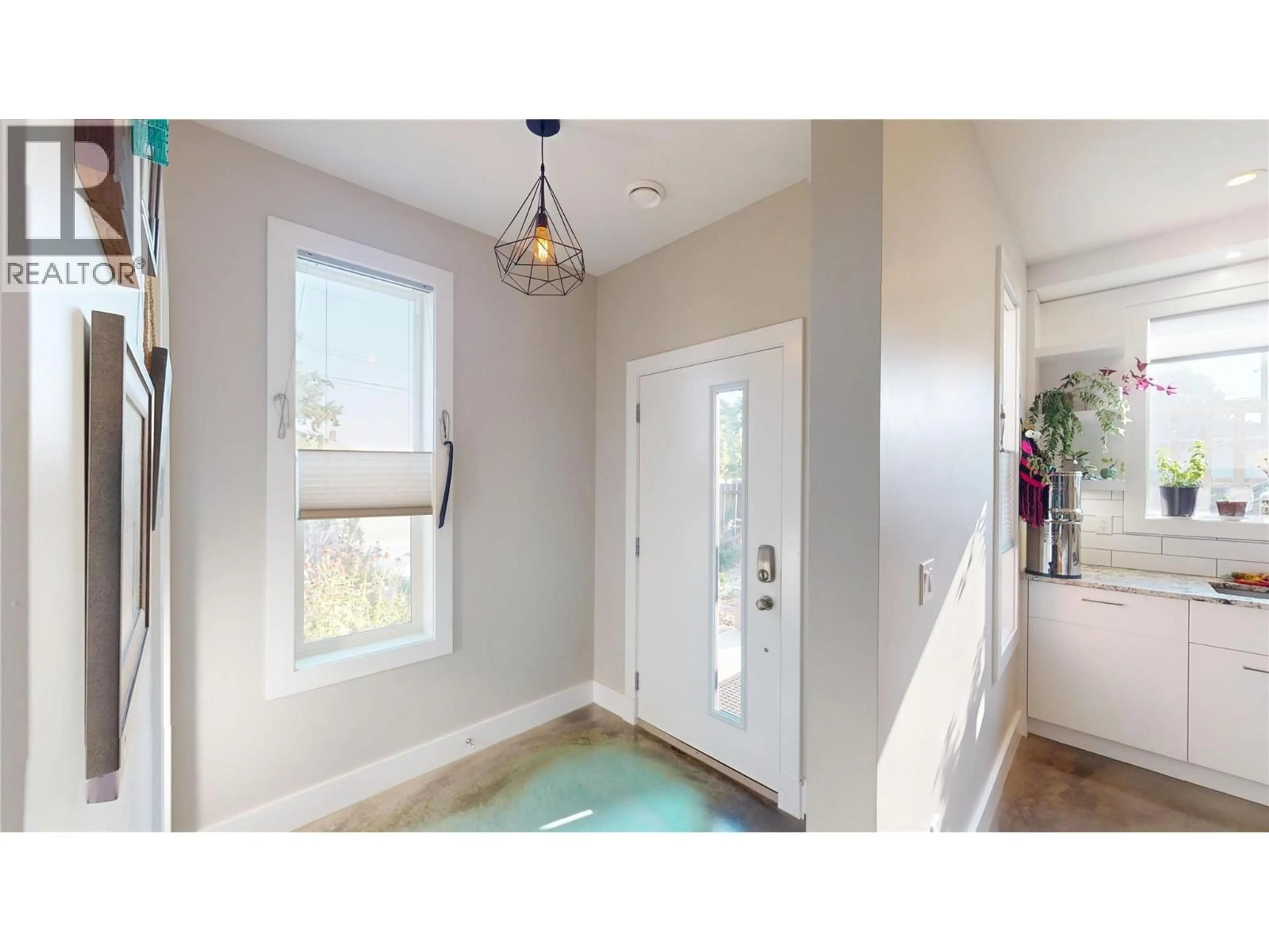 Indoor entryway for 1605 4TH STREET NORTH, Cranbrook British Columbia V1C0E3