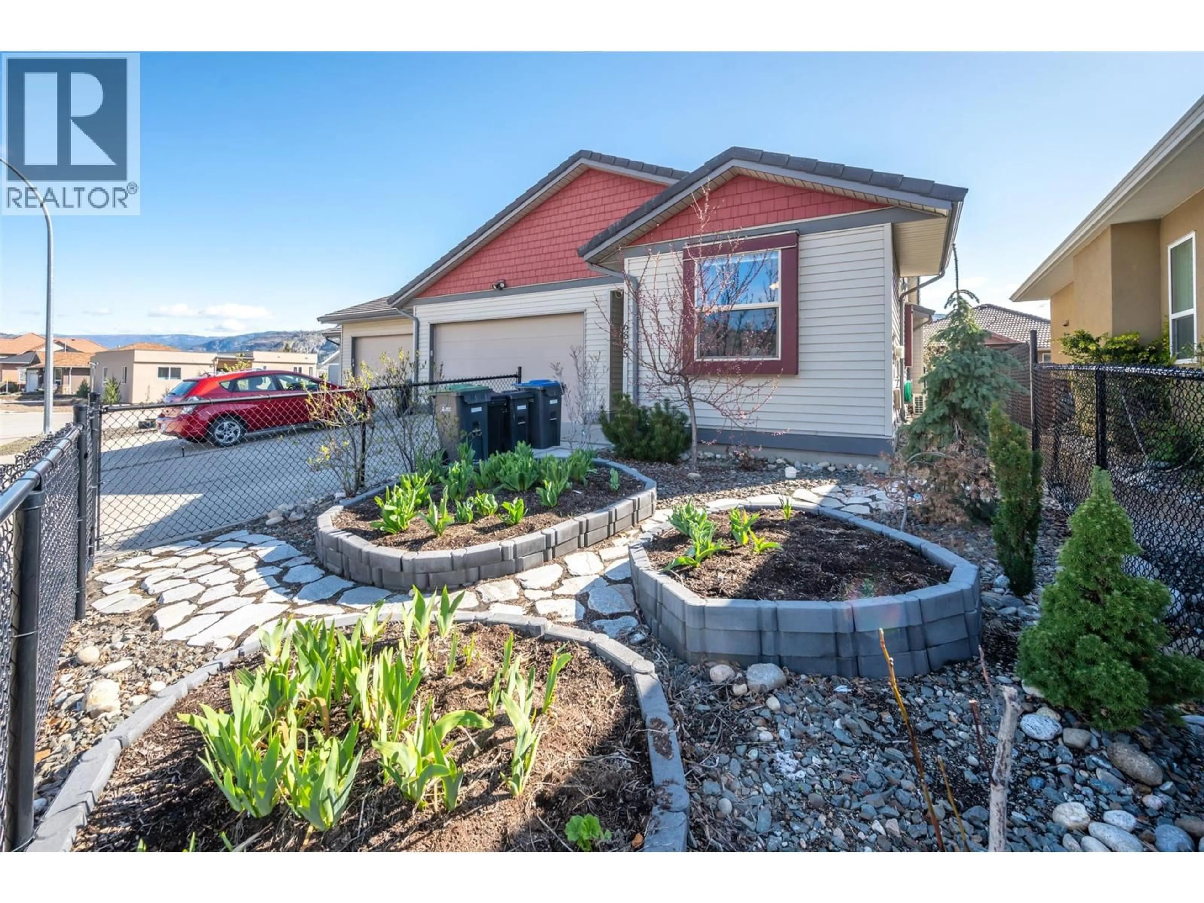 A pic from outside/outdoor area/front of a property/back of a property/a pic from drone, street for 6865 MOUNTAINVIEW DRIVE, Oliver British Columbia V0H1T4