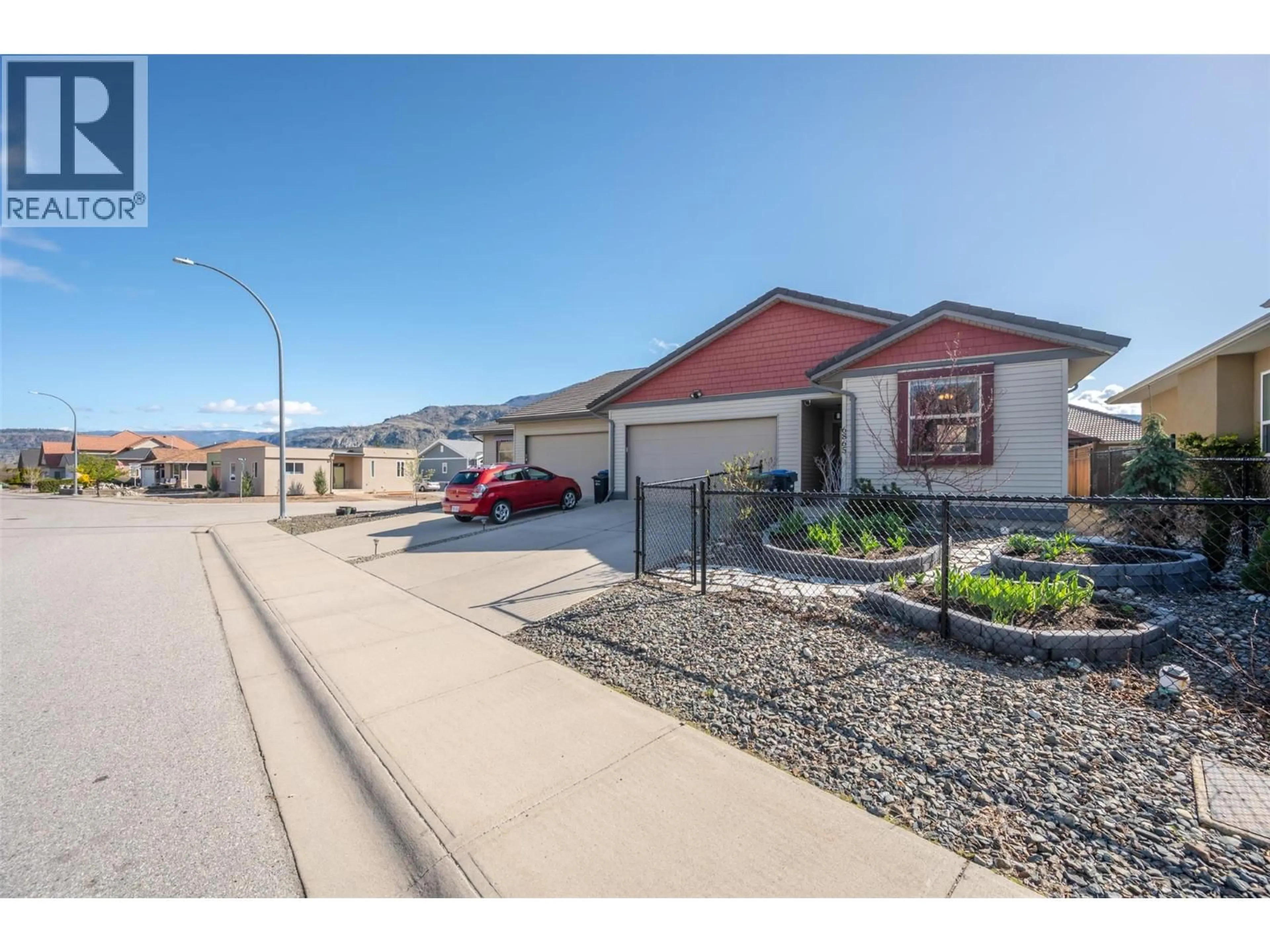 A pic from outside/outdoor area/front of a property/back of a property/a pic from drone, street for 6865 MOUNTAINVIEW DRIVE, Oliver British Columbia V0H1T4