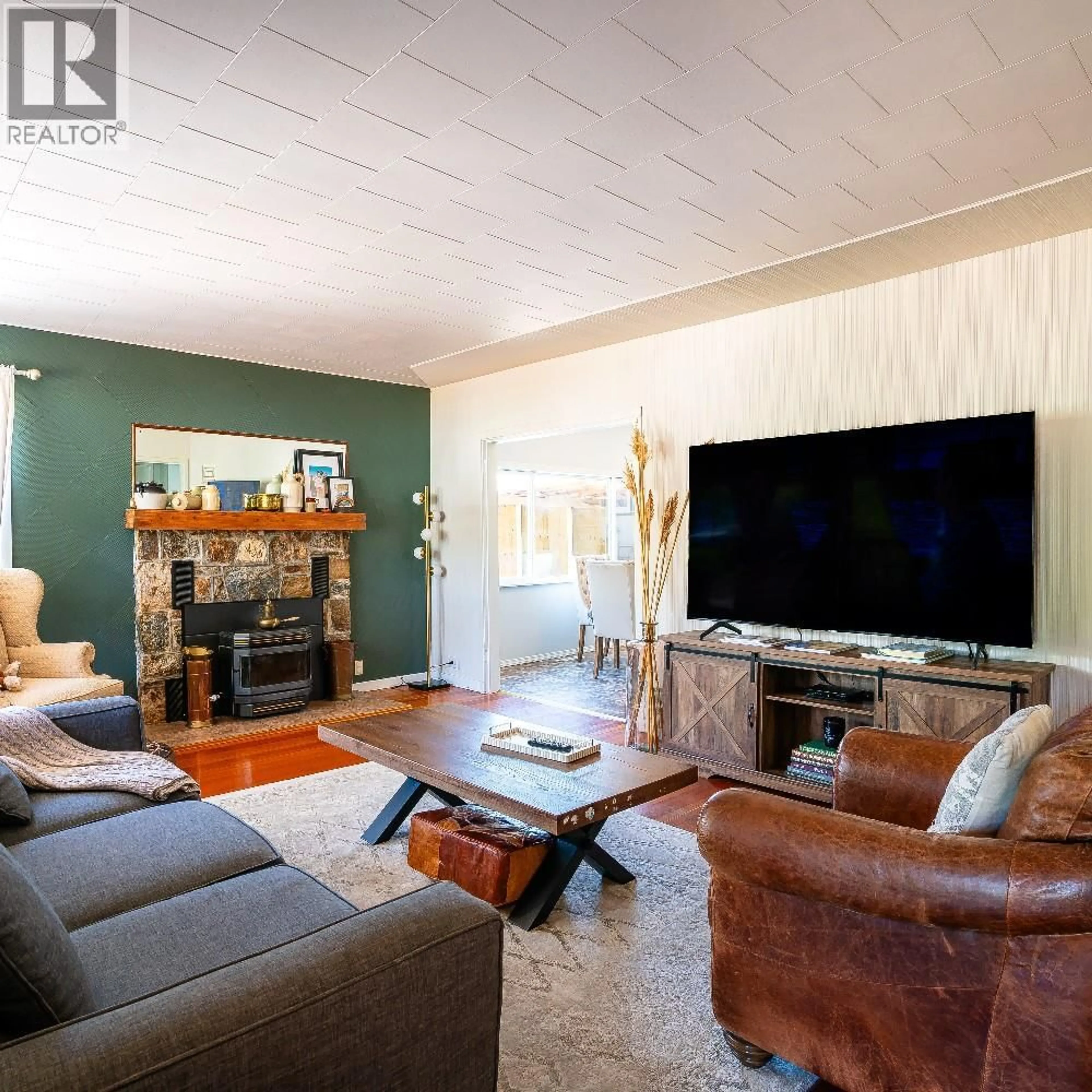 Living room with furniture, wood/laminate floor for 5875 OKANAGAN STREET, Oliver British Columbia V0H1T0