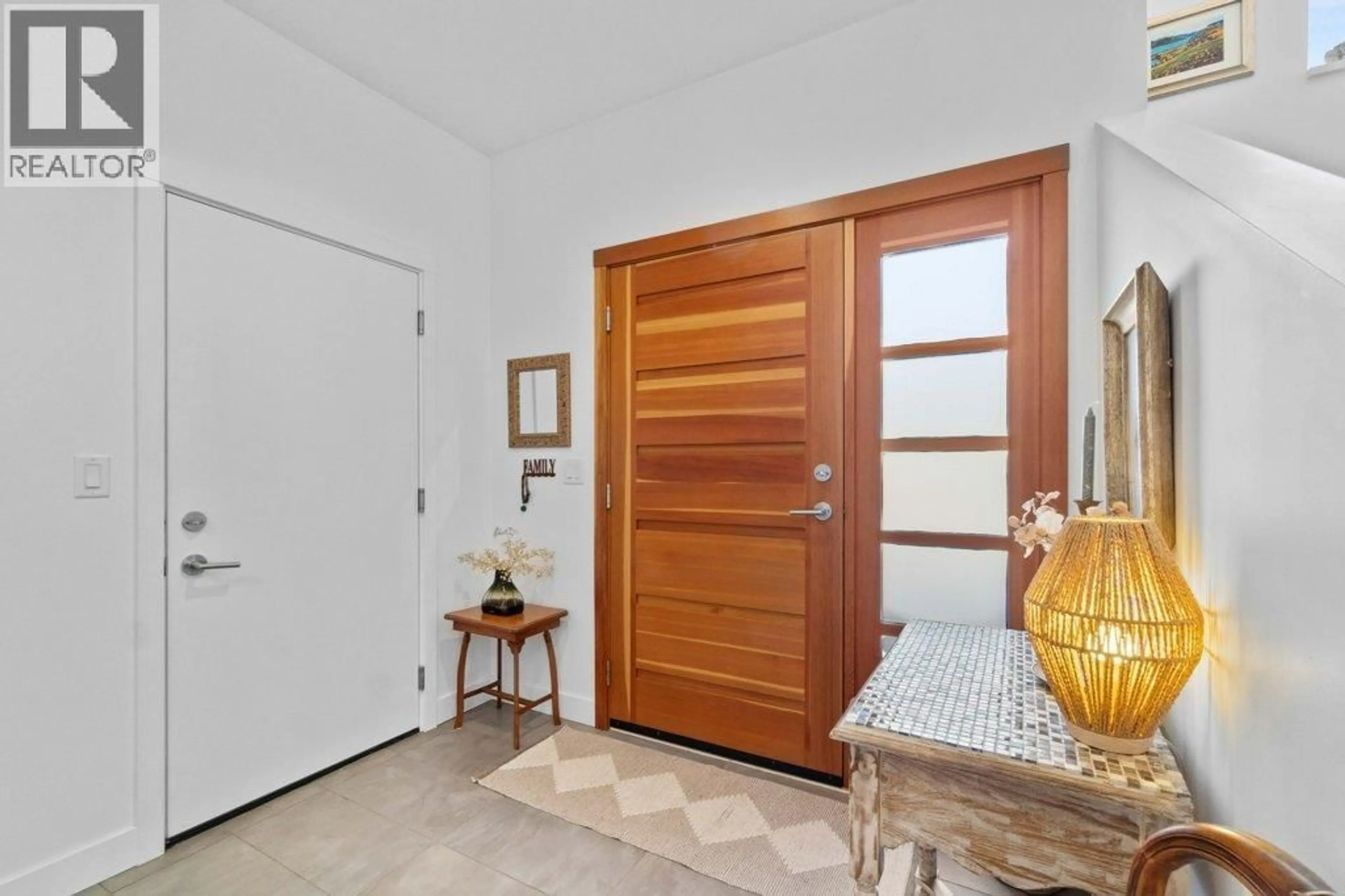 Indoor entryway for 1 - 1151 8 AVENUE NORTHEAST, Salmon Arm British Columbia V1E4A5
