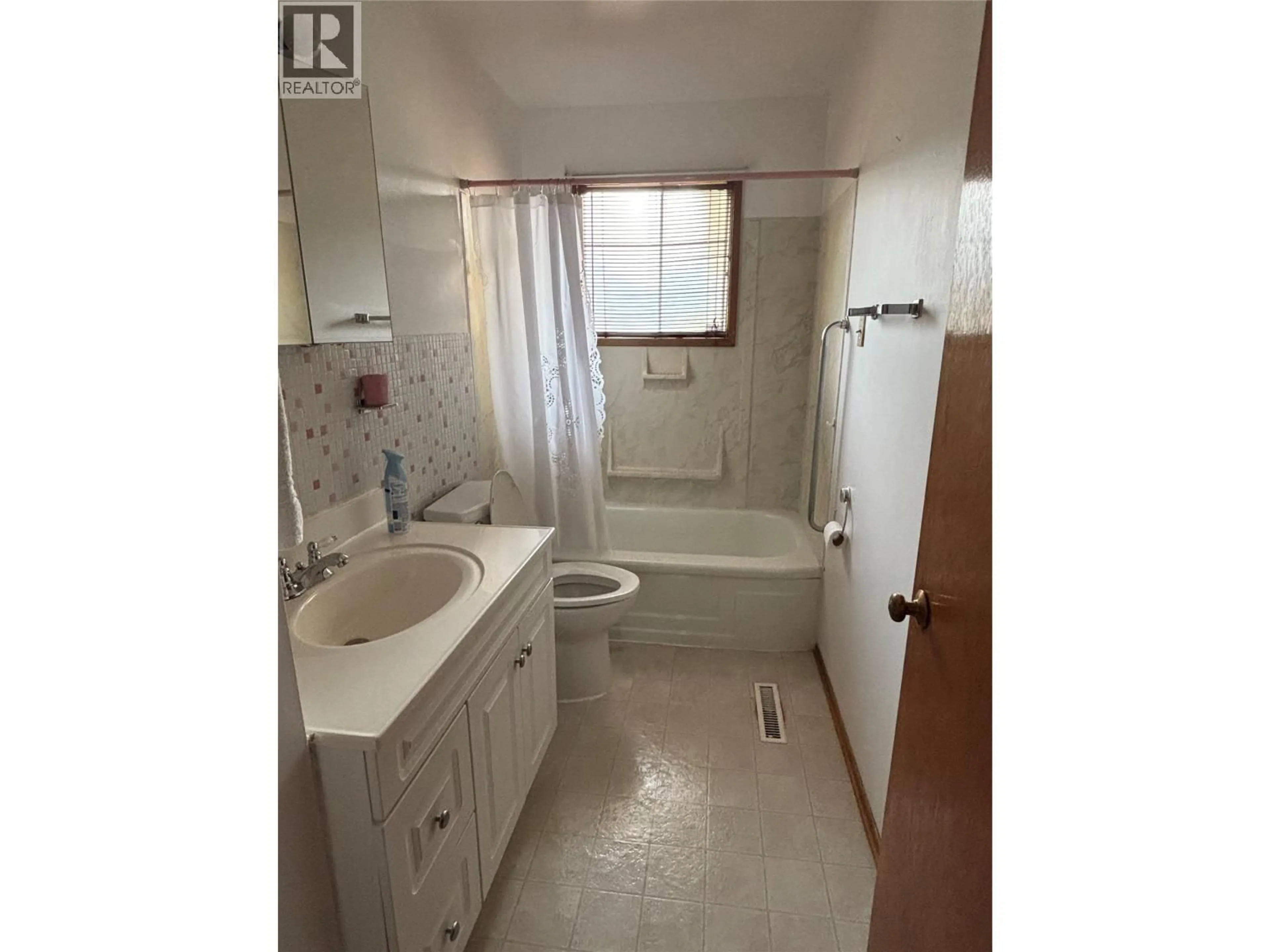 Standard bathroom, ceramic/tile floor for 22 SHORT STREET, Fruitvale British Columbia V0G1L0
