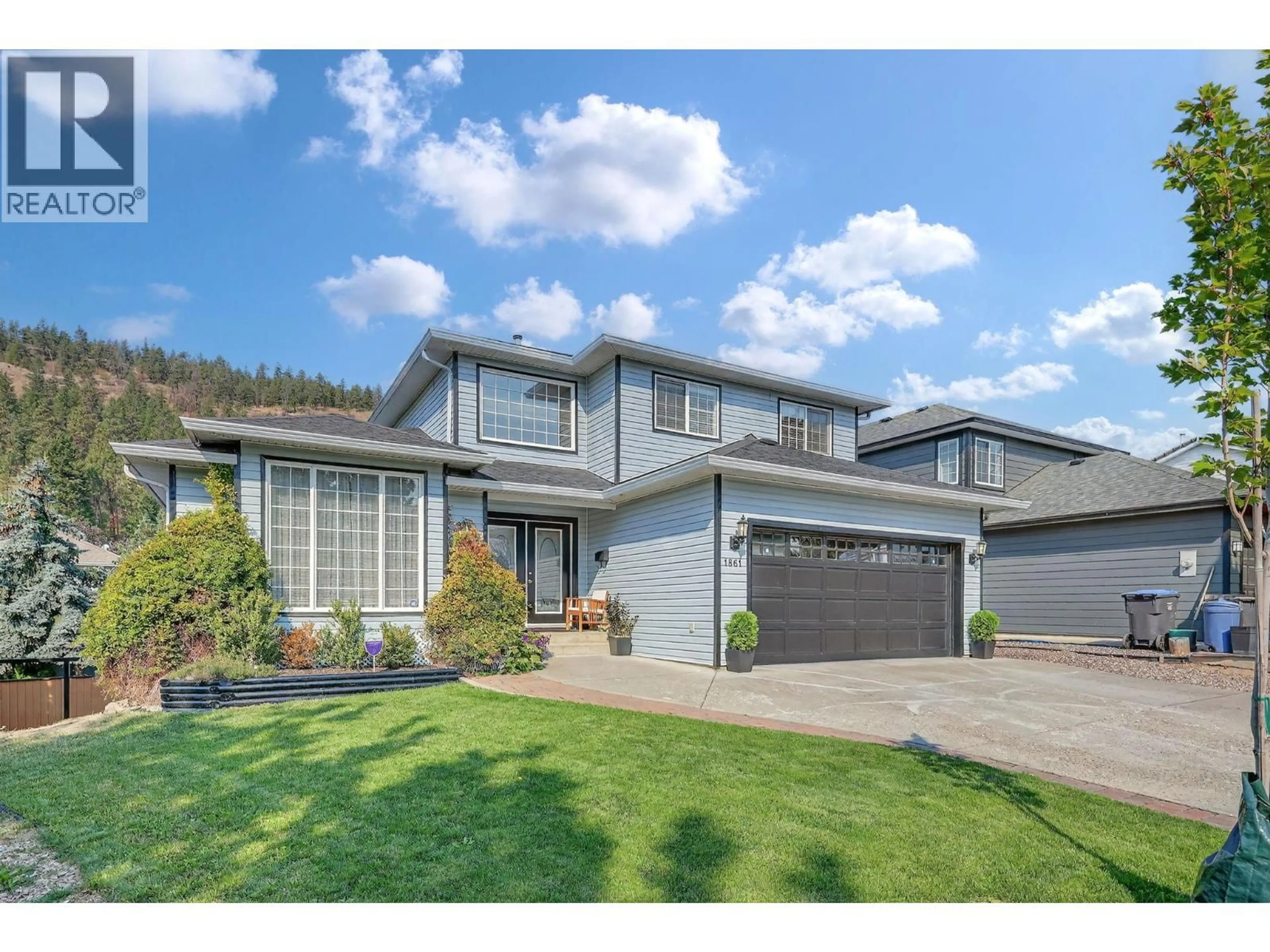 Home with vinyl exterior material, street for 1861 GLENHAVEN CRESCENT, Kelowna British Columbia V1V1T4