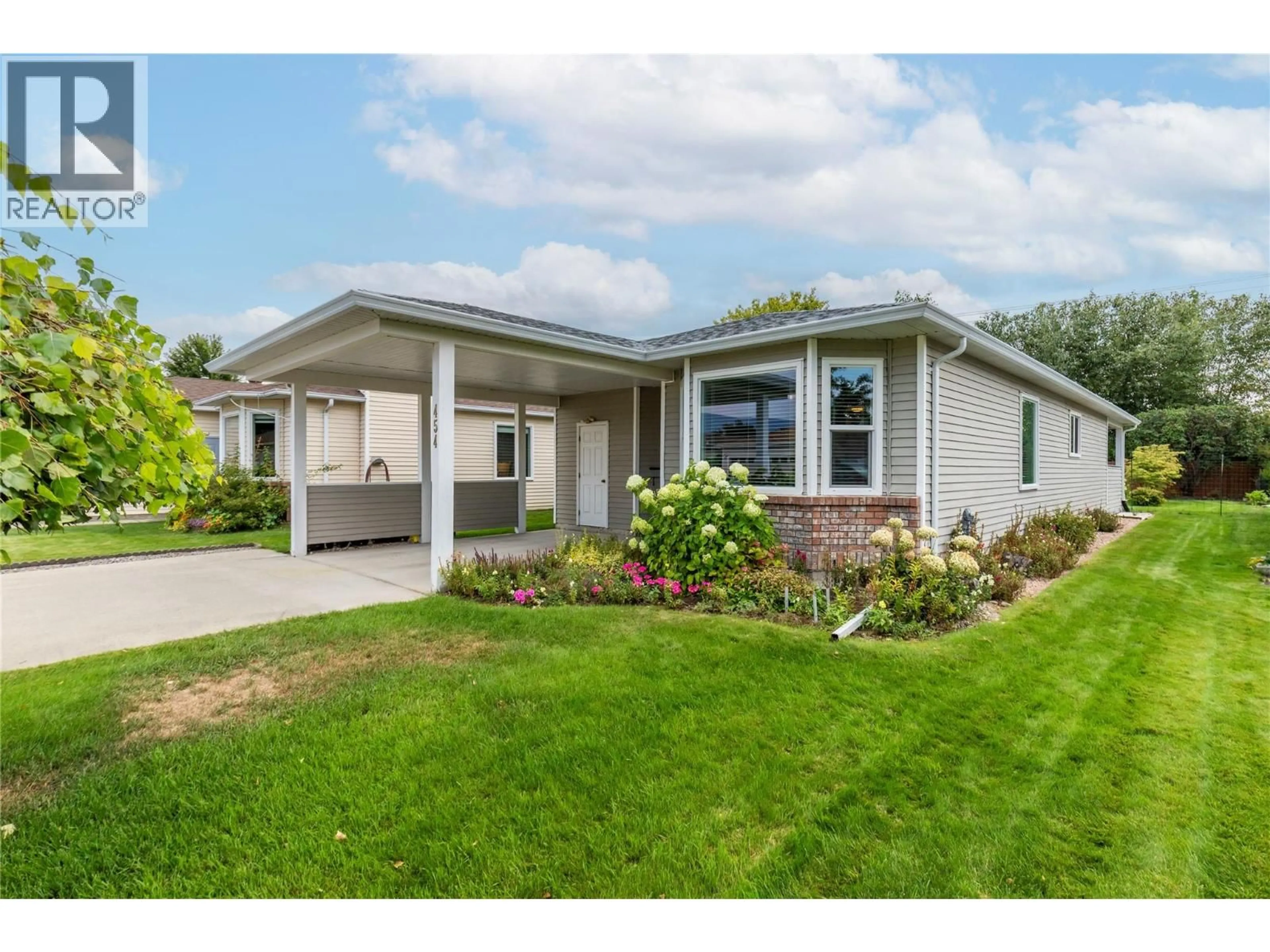 Home with vinyl exterior material, street for 454 - 1260 RAYMER AVENUE, Kelowna British Columbia V1W3S4
