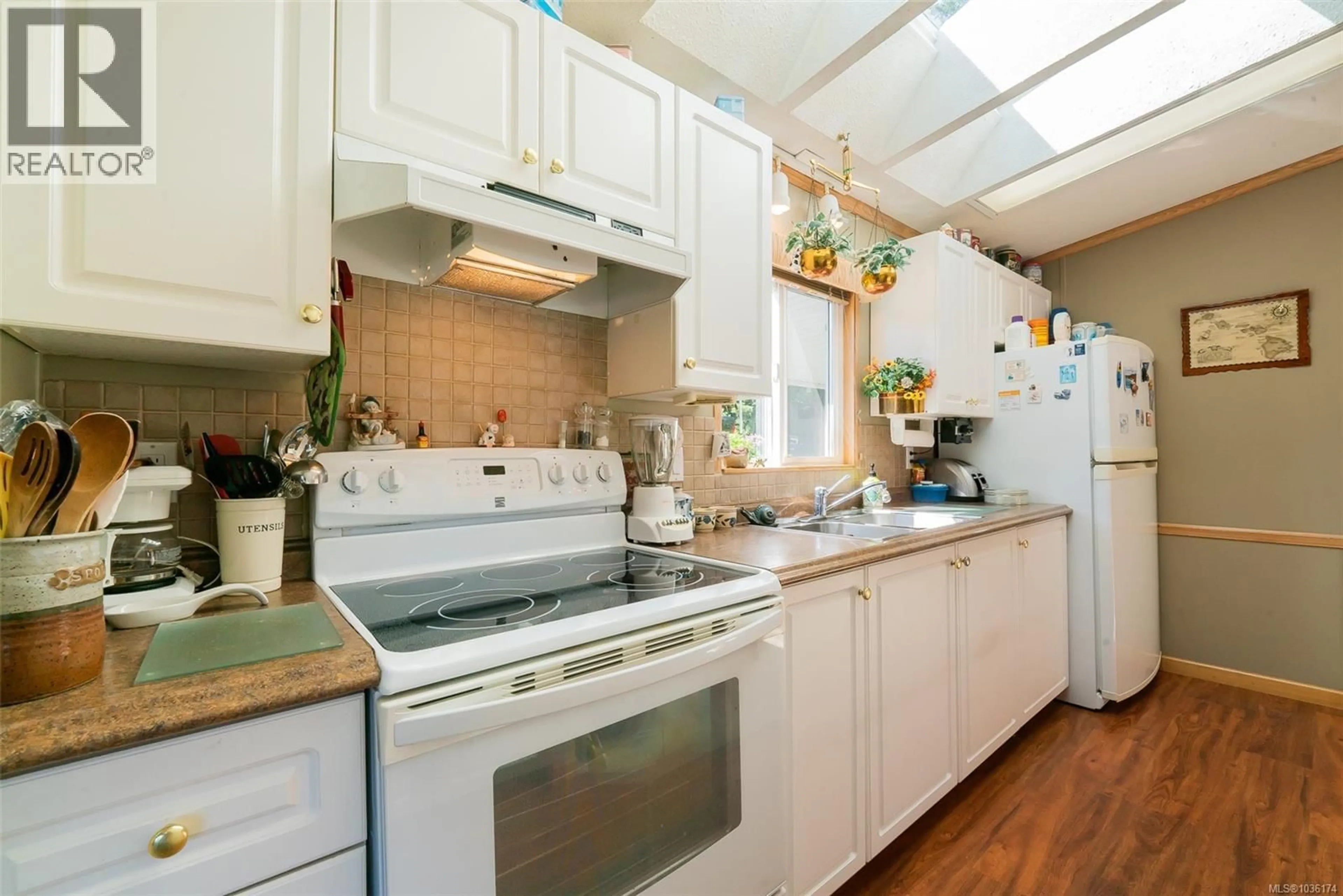 Standard kitchen, unknown for 1046 COLLIER CRESCENT, Nanaimo British Columbia V9R6K6