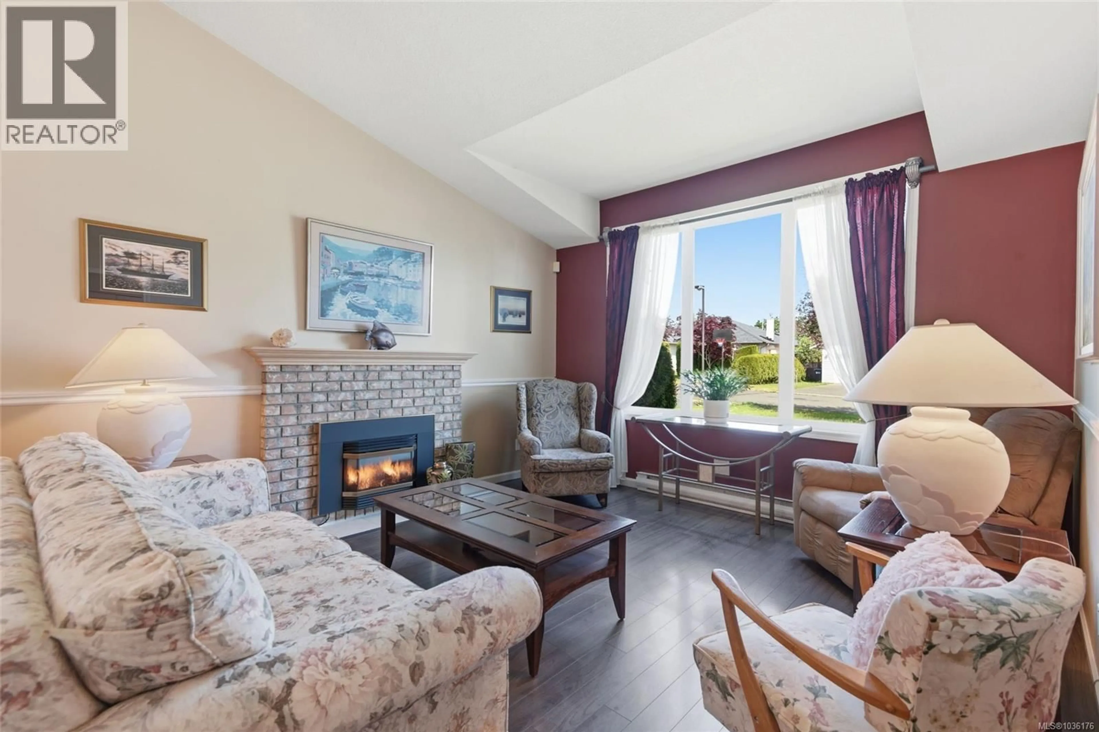 Living room with furniture, unknown for 704 ERMINESKIN AVENUE, Parksville British Columbia V9P2L4