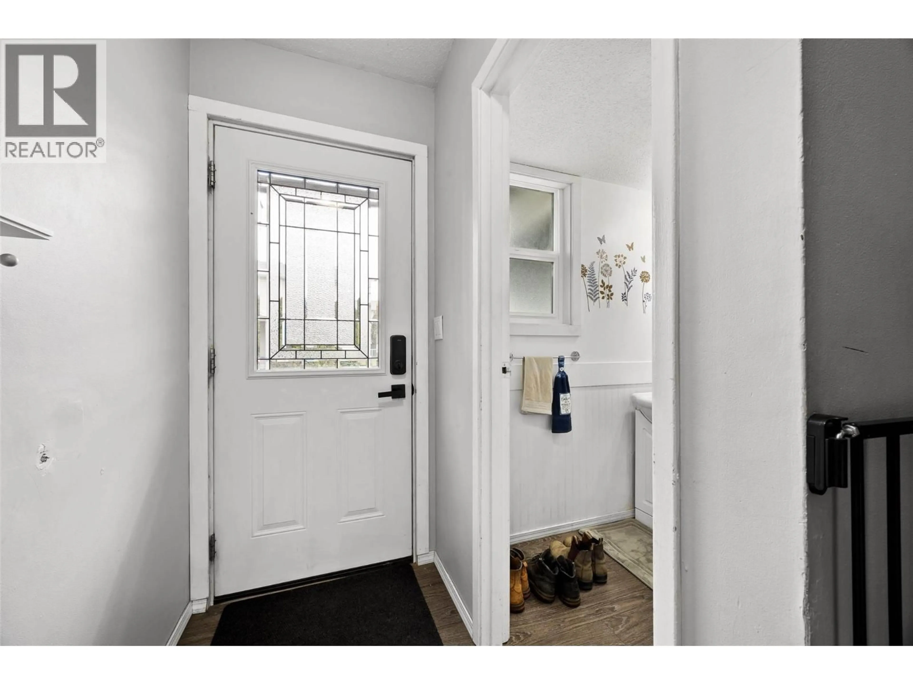 Indoor entryway for 46 - 800 SOUTHILL STREET, Kamloops British Columbia V2B5L8