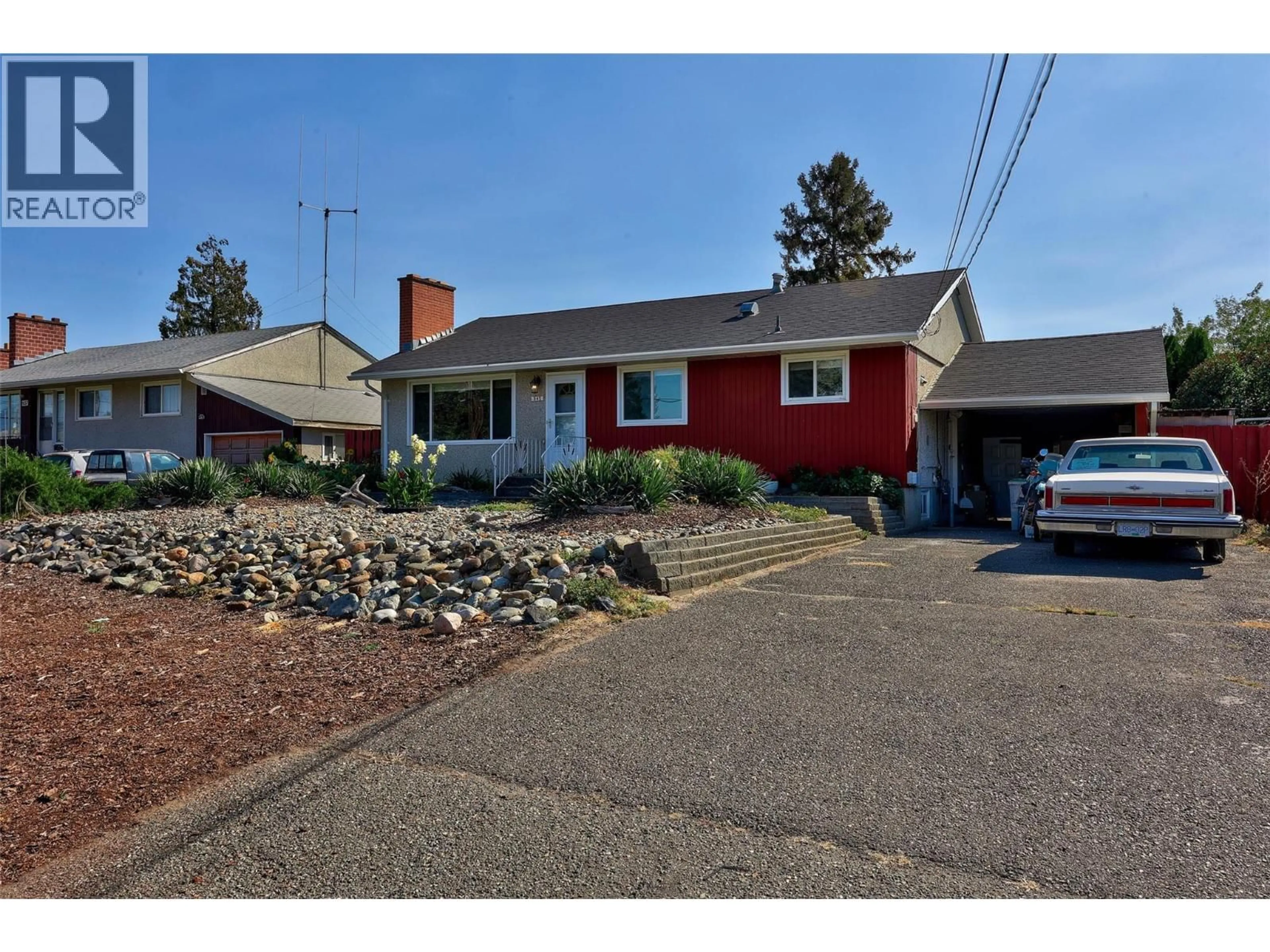 Home with vinyl exterior material, street for 945 RENFREW AVENUE, Kamloops British Columbia V2B3X3