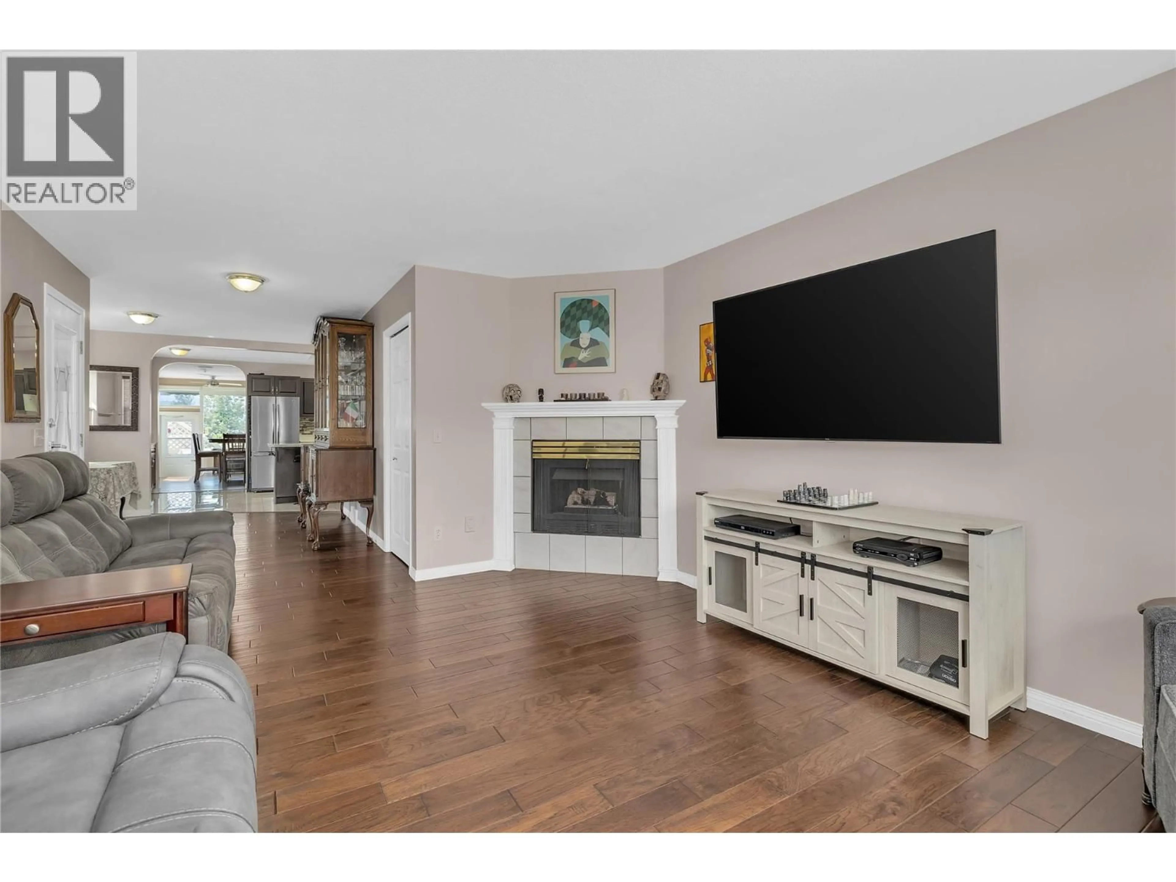 Living room with furniture, wood/laminate floor for 23 - 6400 SPENCER ROAD, Kelowna British Columbia V1V1R6