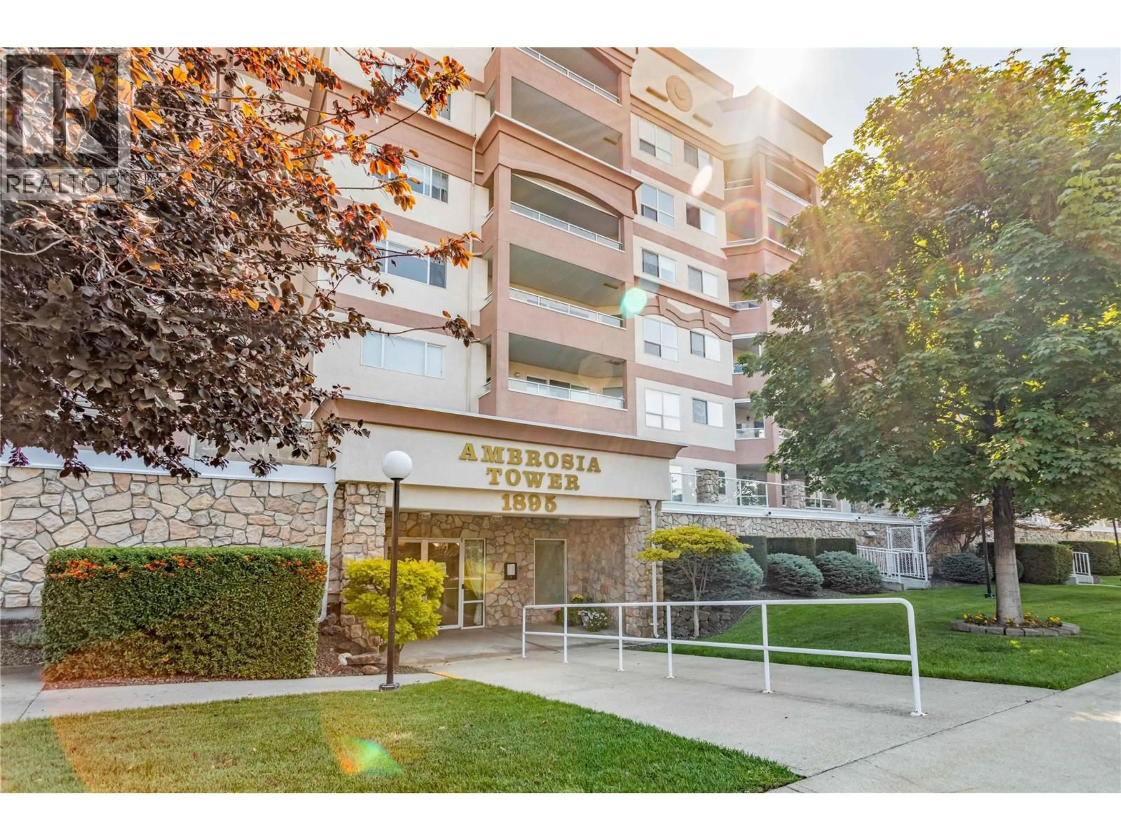 Indoor foyer for 303 - 1895 AMBROSI ROAD, Kelowna British Columbia V1Y4R8