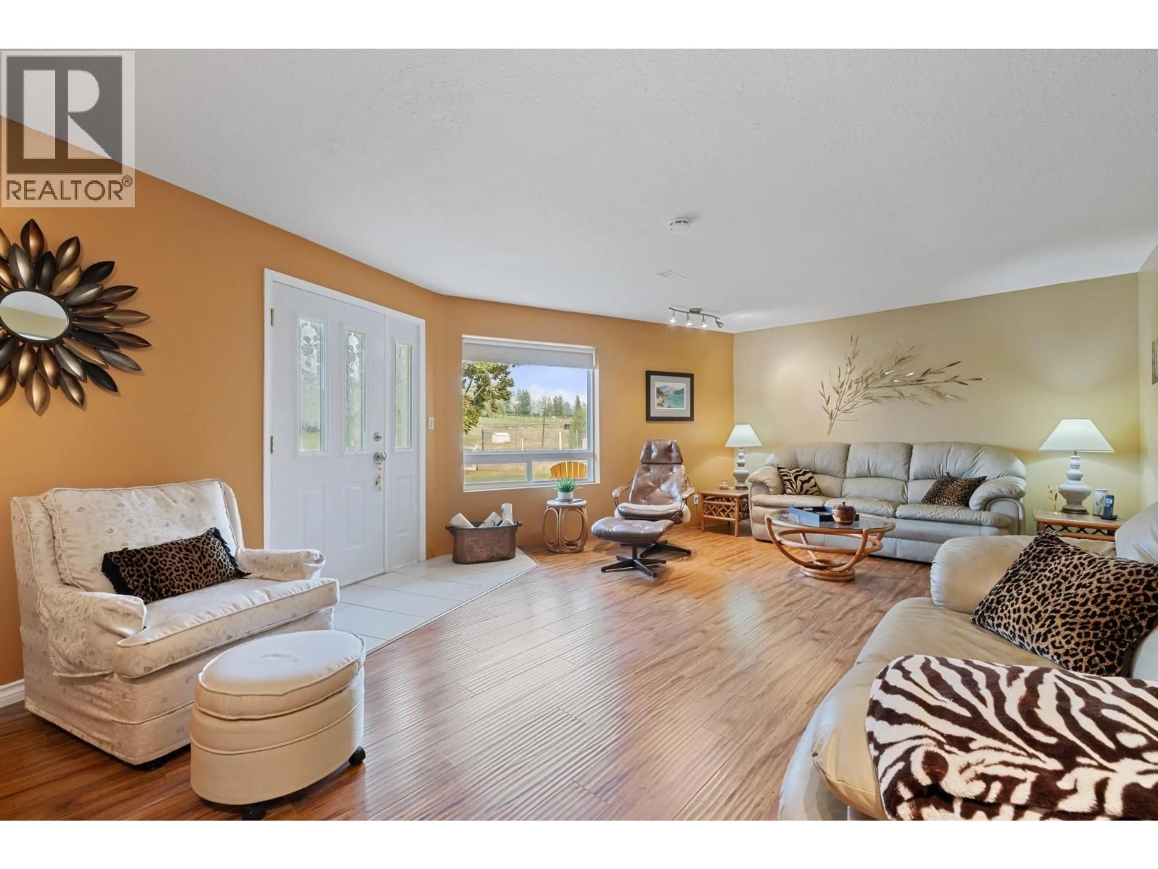 Living room with furniture, wood/laminate floor for 535 CURTIS ROAD, Kelowna British Columbia V1V2G6