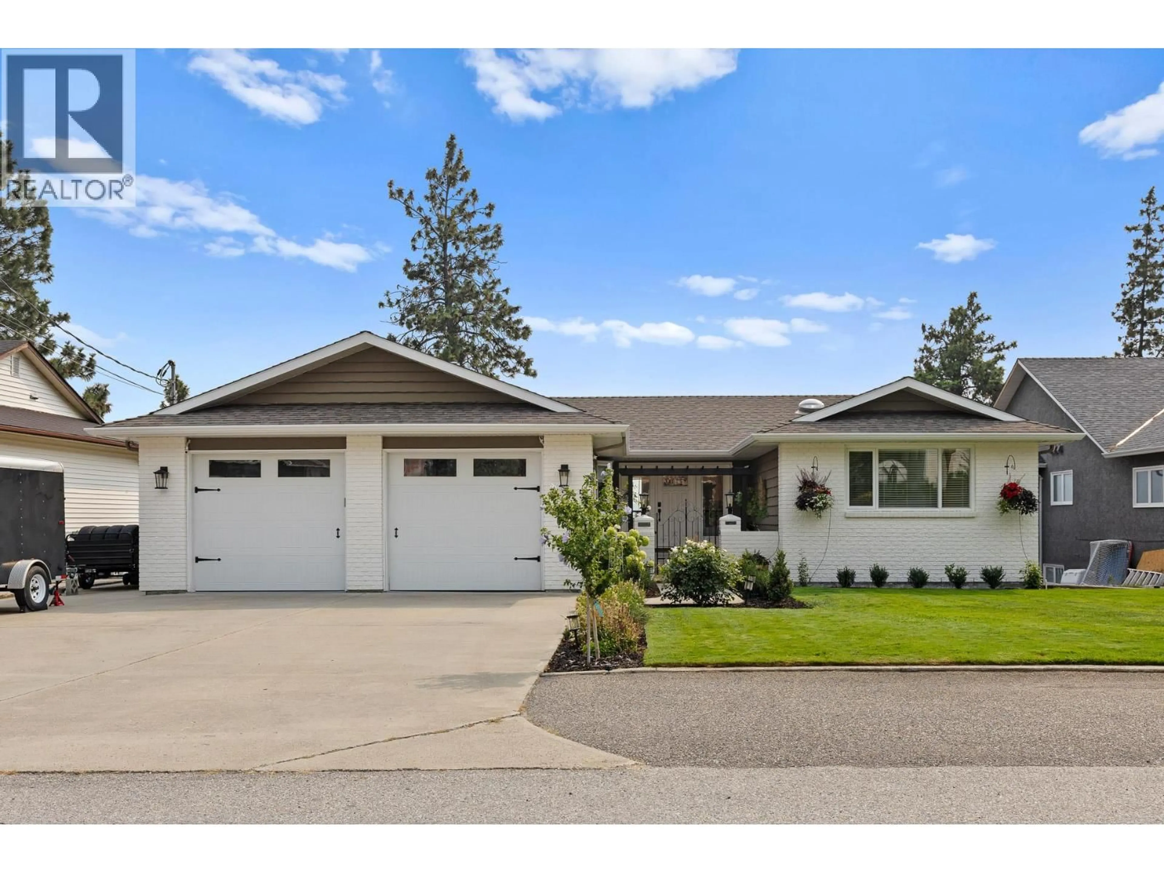 Home with vinyl exterior material, street for 4215 6TH AVENUE, Peachland British Columbia V0H1X5