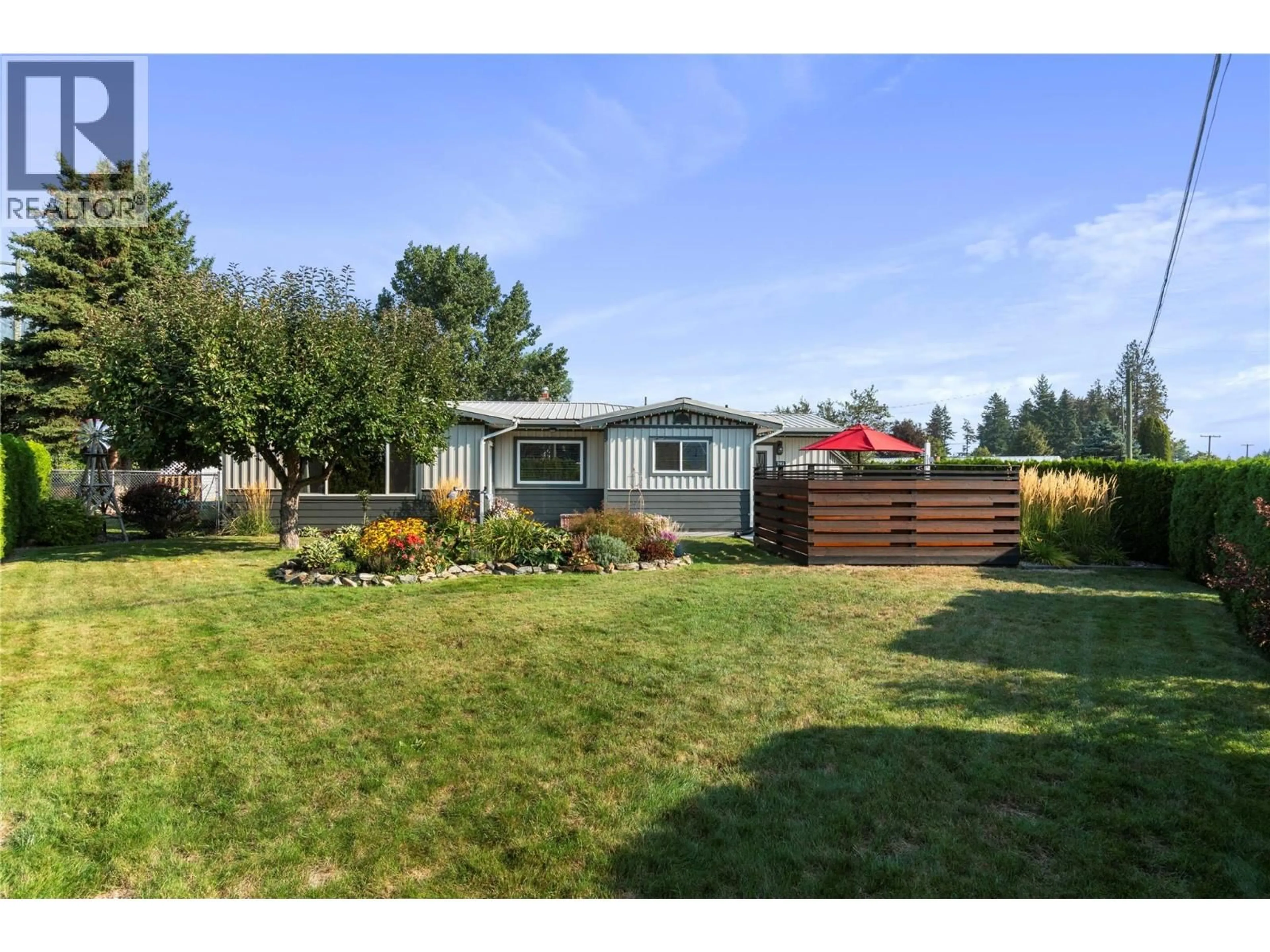 Home with vinyl exterior material, unknown for 702 SECOND AVENUE, Chase British Columbia V0E1M0