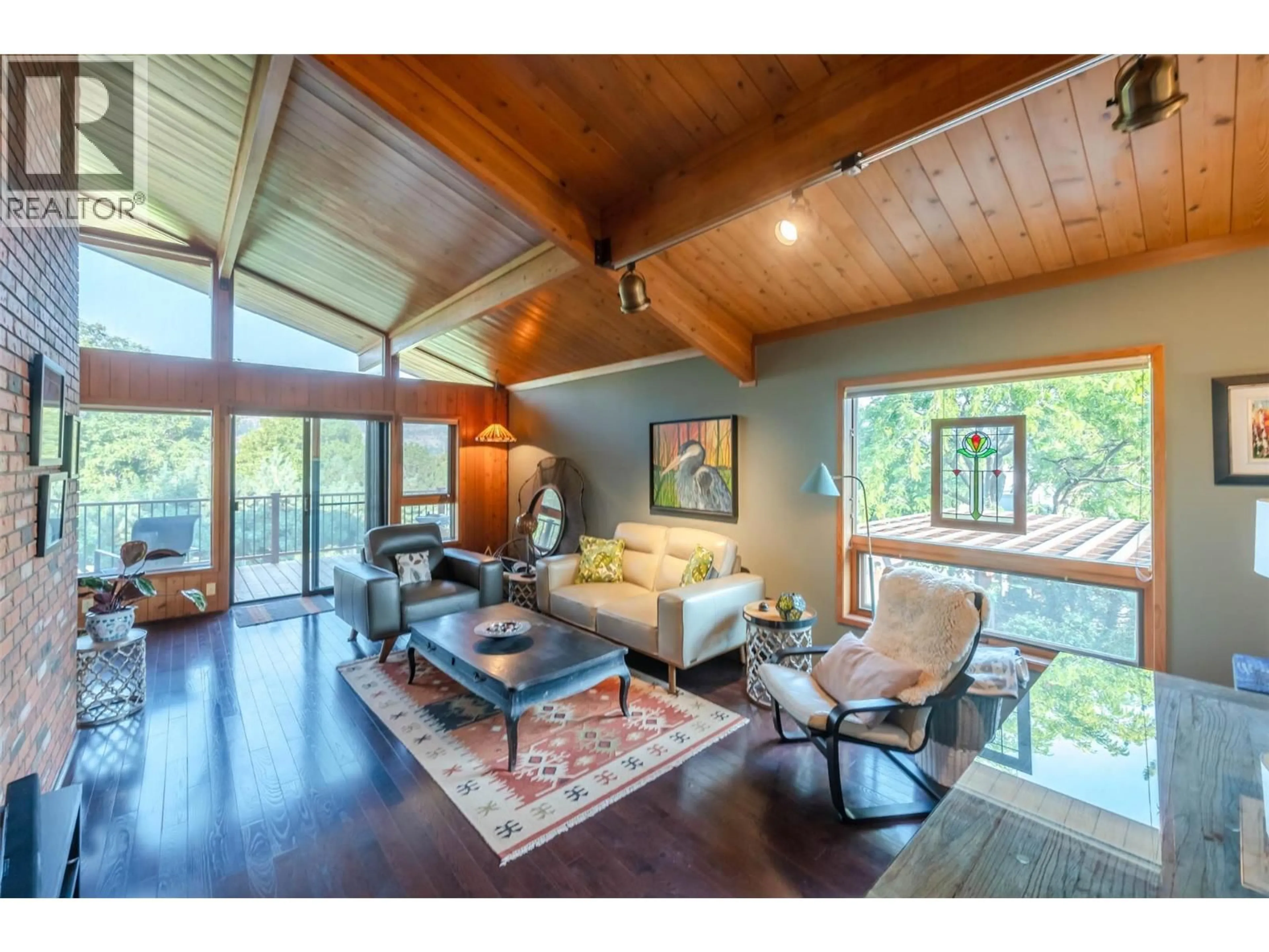 Living room with furniture, wood/laminate floor for 975 HERON COURT, Oliver British Columbia V0H1T2
