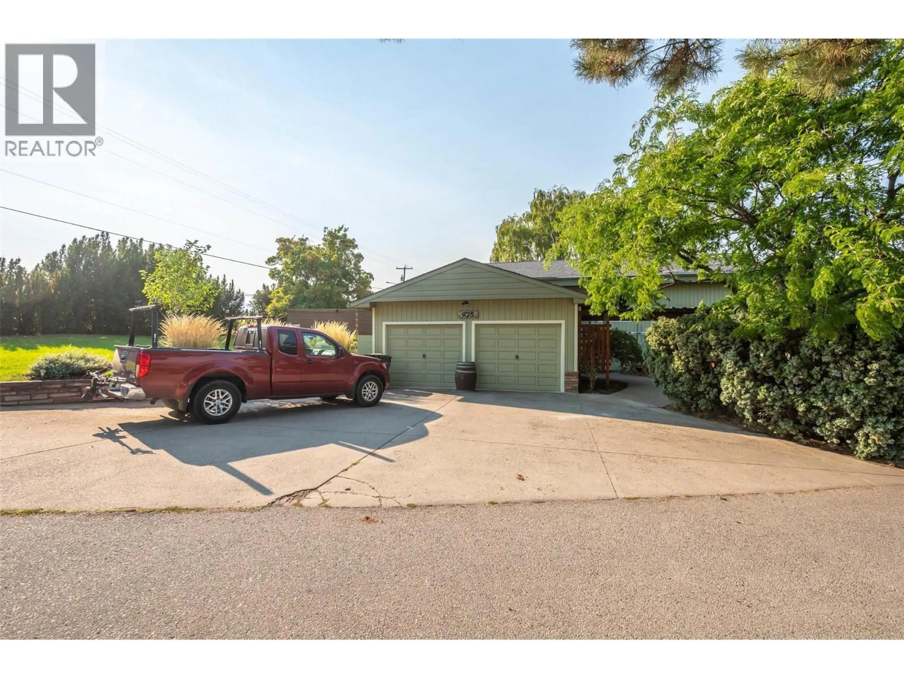 A pic from outside/outdoor area/front of a property/back of a property/a pic from drone, street for 975 HERON COURT, Oliver British Columbia V0H1T2