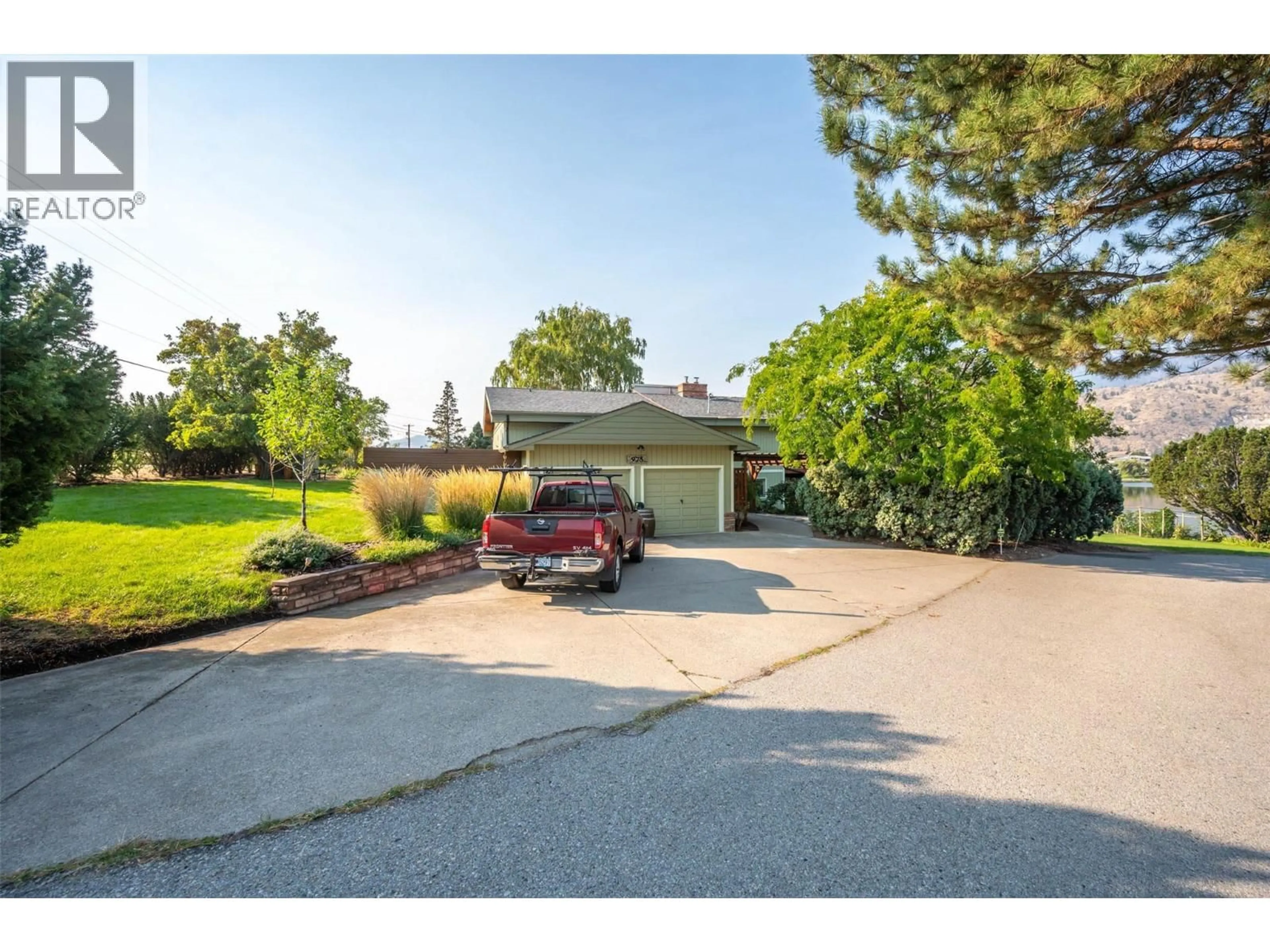 A pic from outside/outdoor area/front of a property/back of a property/a pic from drone, street for 975 HERON COURT, Oliver British Columbia V0H1T2