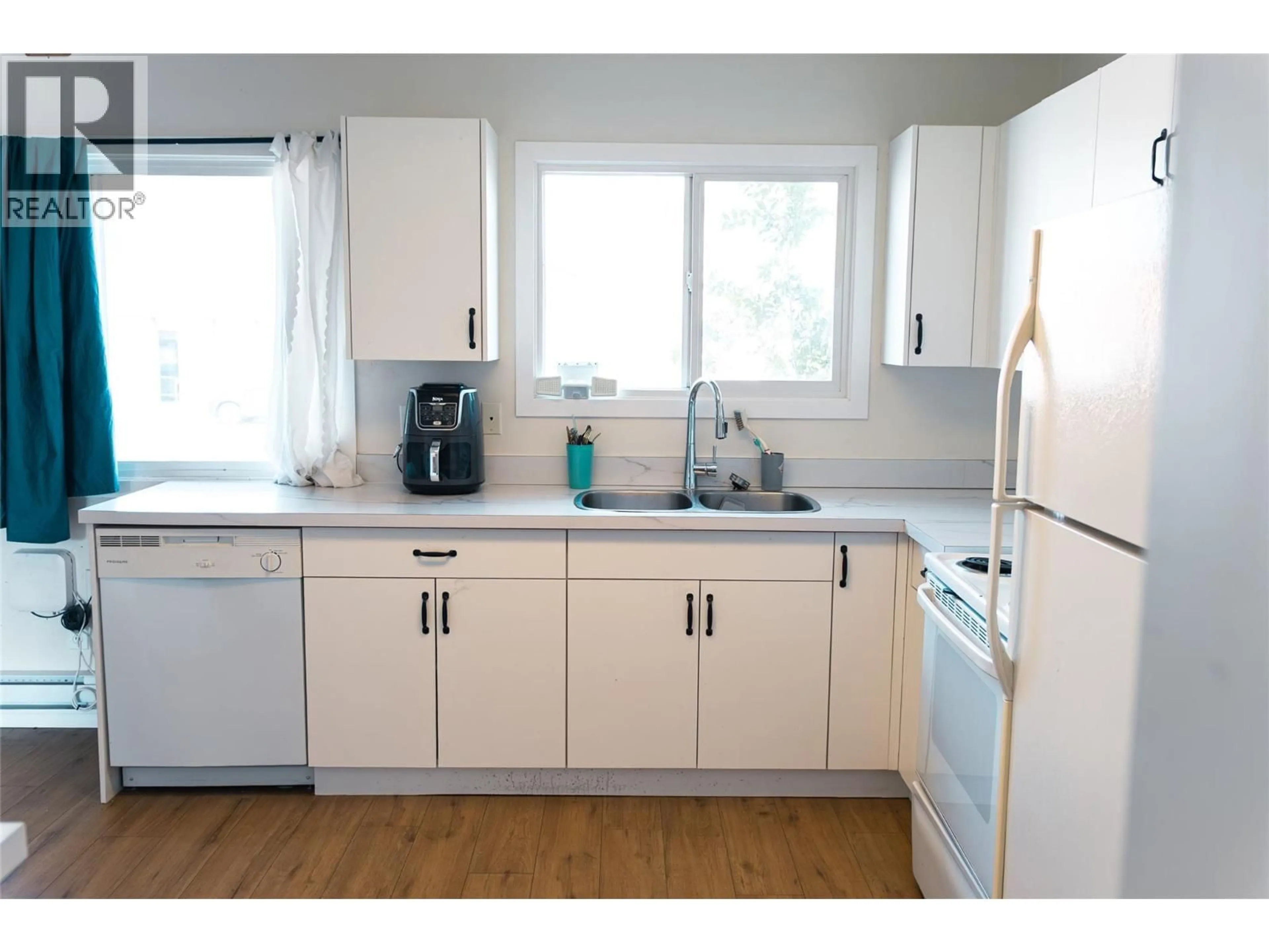 Standard kitchen, wood/laminate floor for 709 CHASE AVENUE, Penticton British Columbia V2A2M8