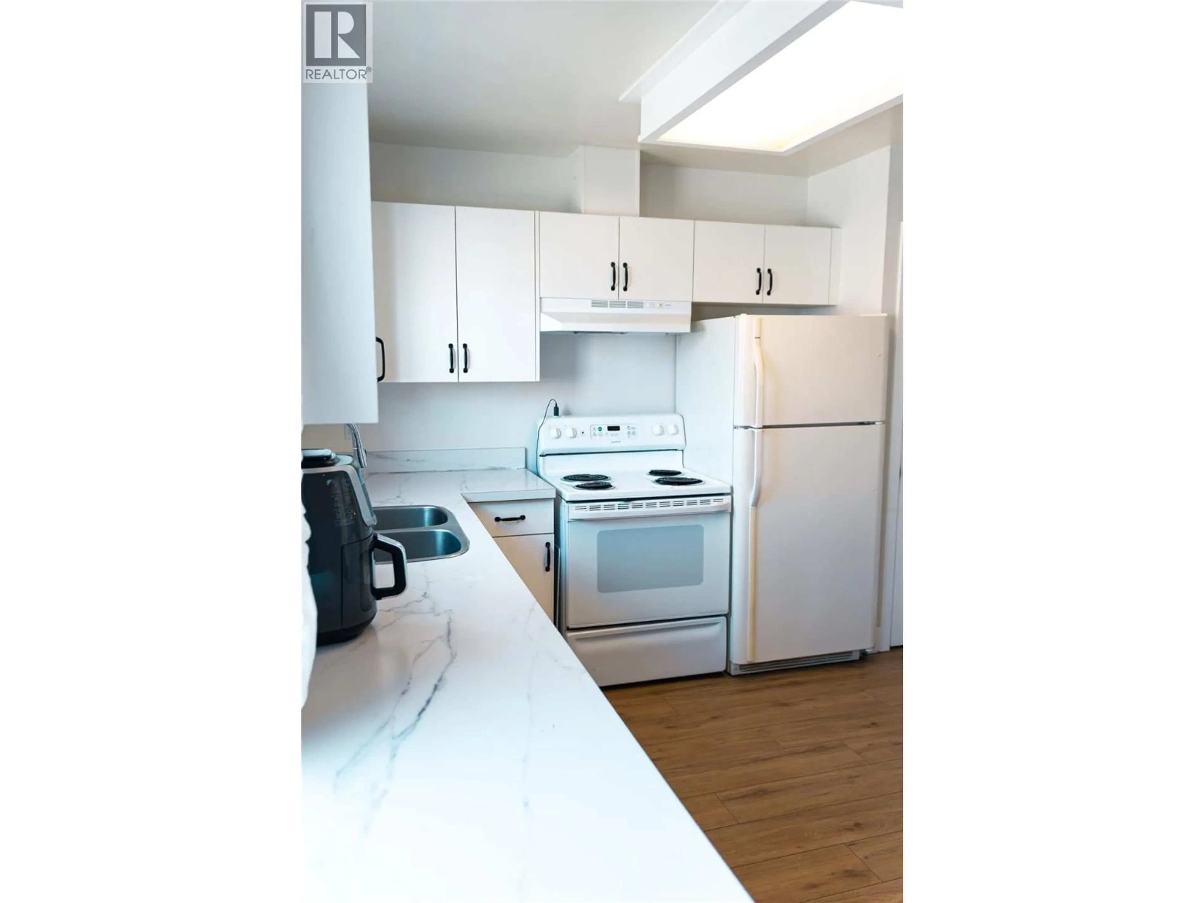 Standard kitchen, wood/laminate floor for 709 CHASE AVENUE, Penticton British Columbia V2A2M8