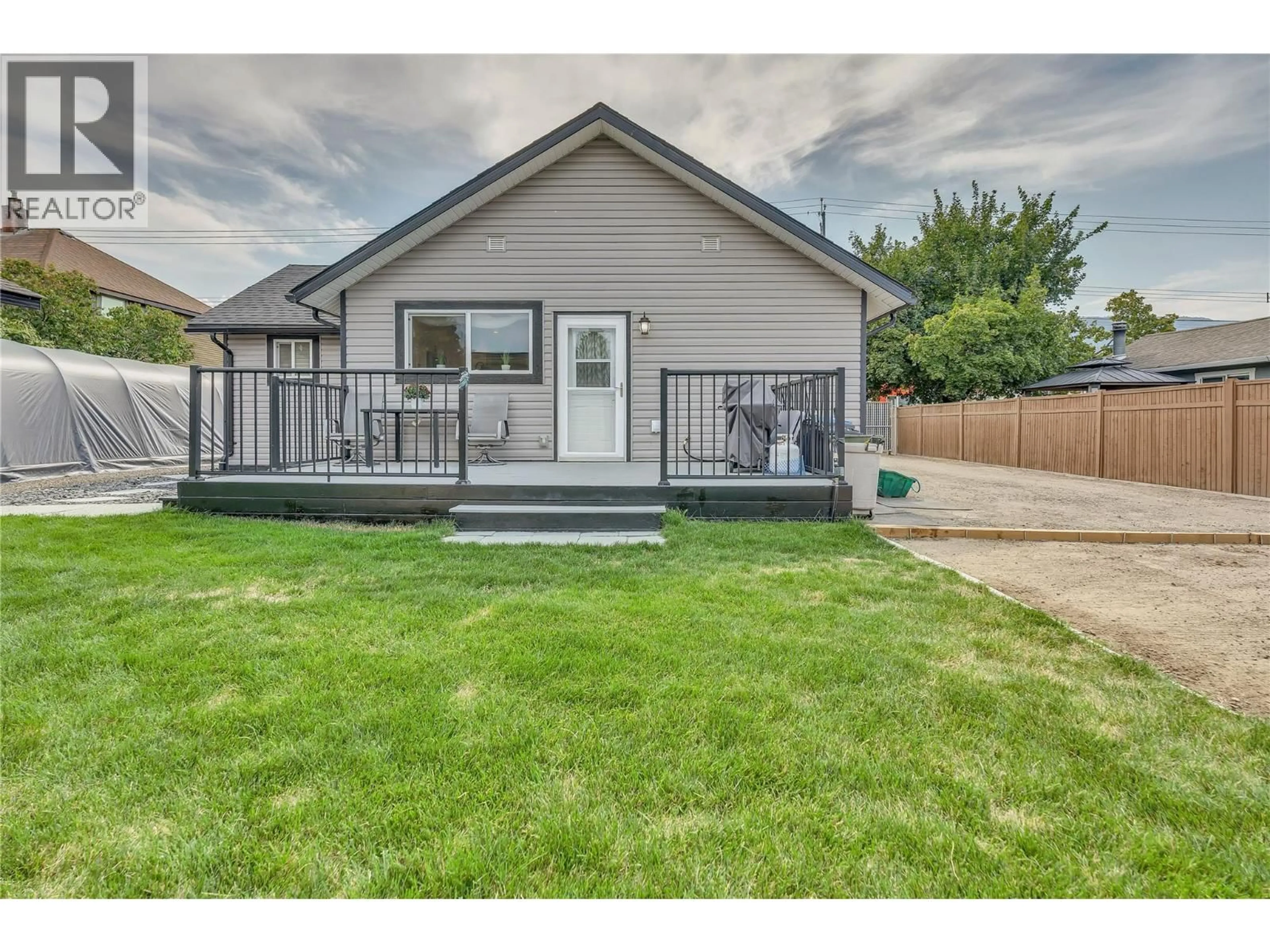 Home with vinyl exterior material, street for 507 DUNCAN AVENUE WEST, Penticton British Columbia V2A2V8