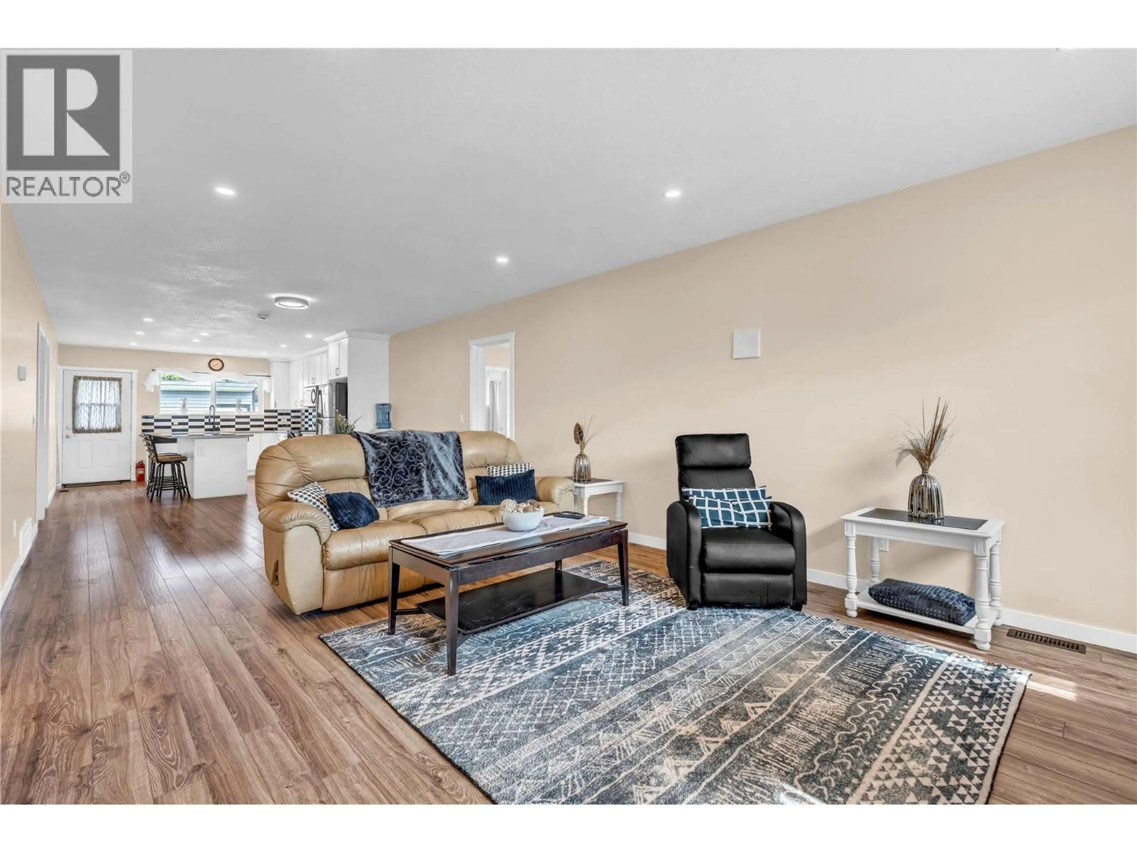 Living room with furniture, unknown for 507 DUNCAN AVENUE WEST, Penticton British Columbia V2A2V8