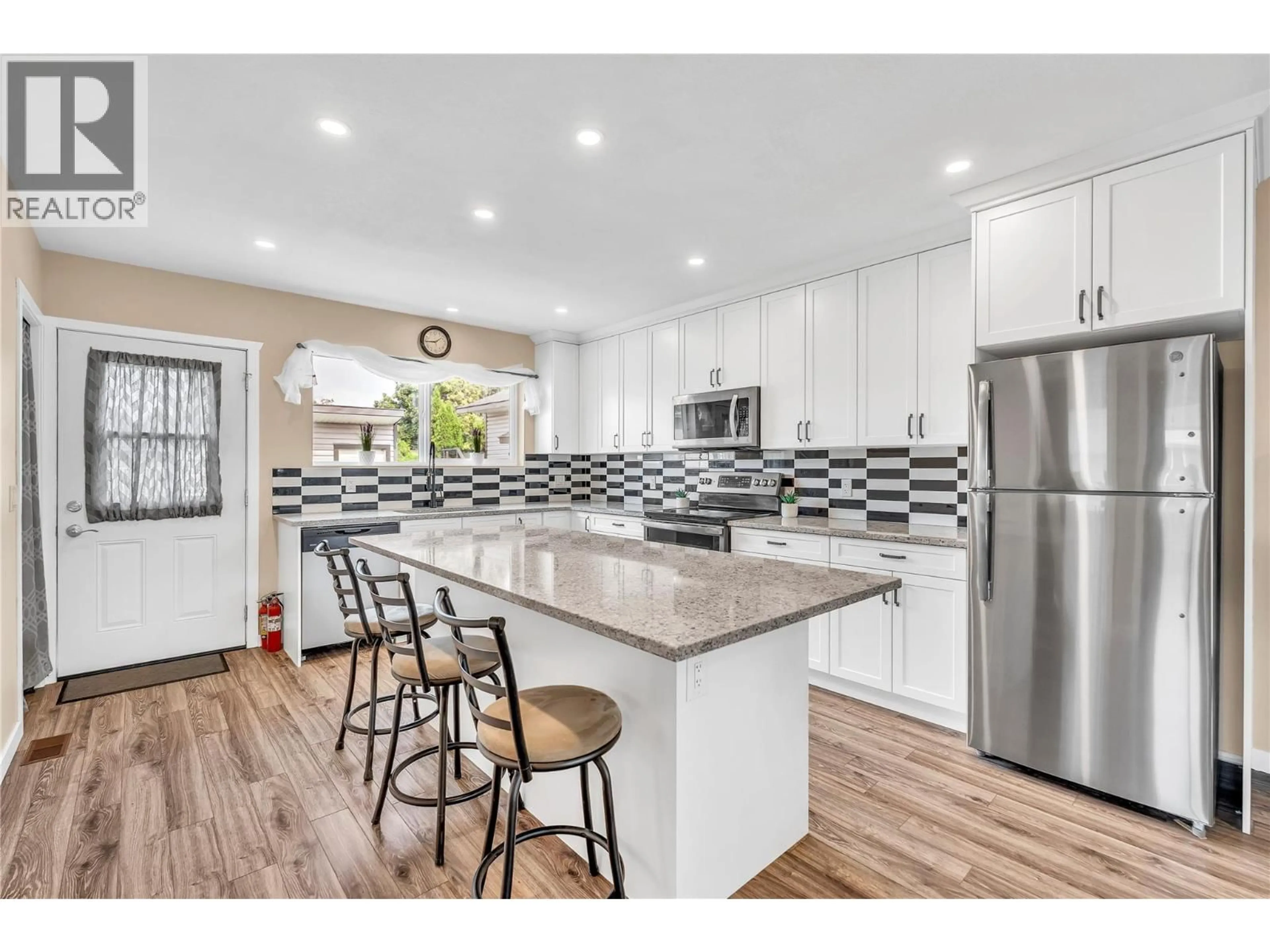 Open concept kitchen, unknown for 507 DUNCAN AVENUE WEST, Penticton British Columbia V2A2V8