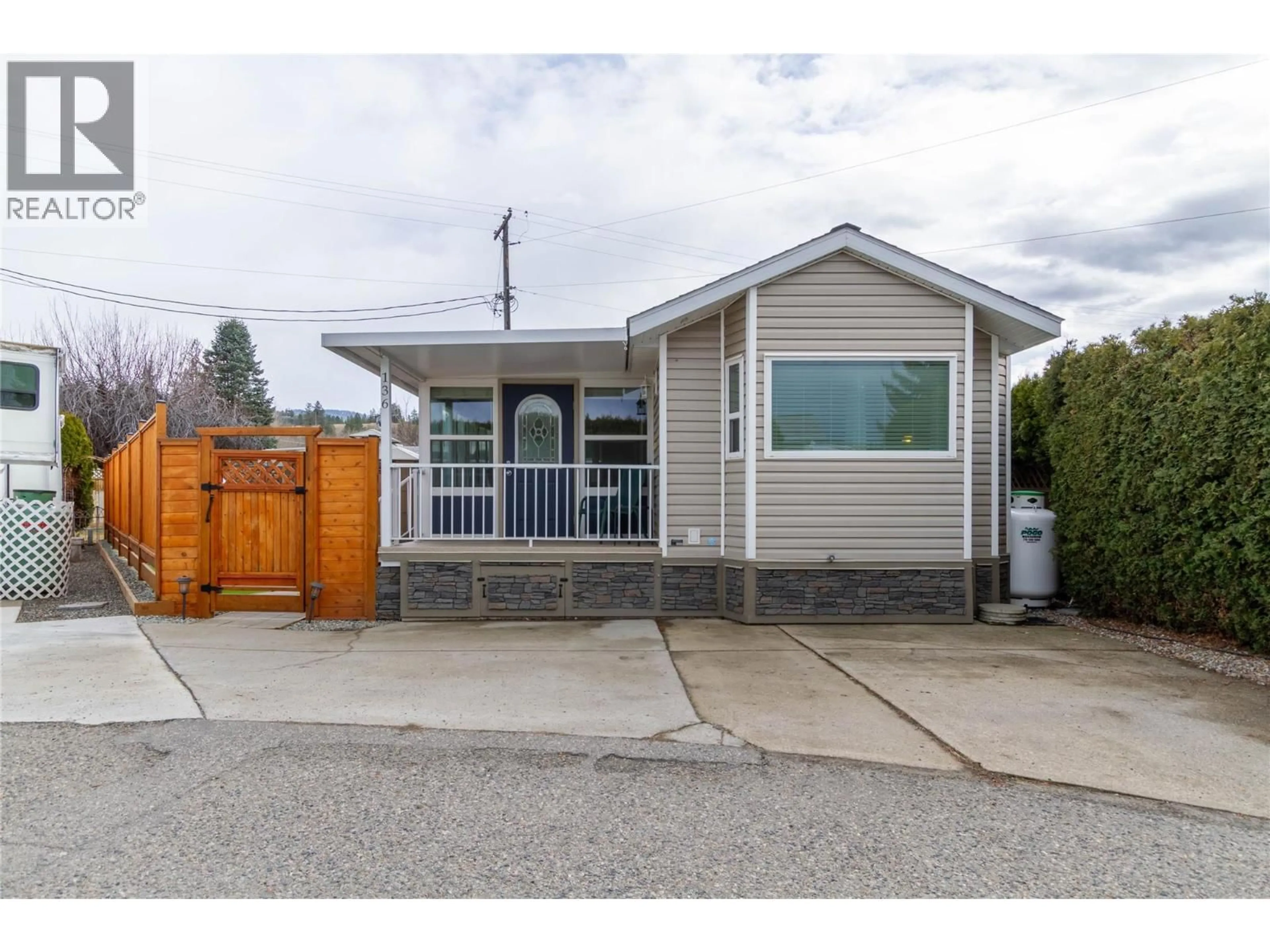 Home with vinyl exterior material, street for 136 - 415 COMMONWEALTH ROAD, Kelowna British Columbia V4V1P4