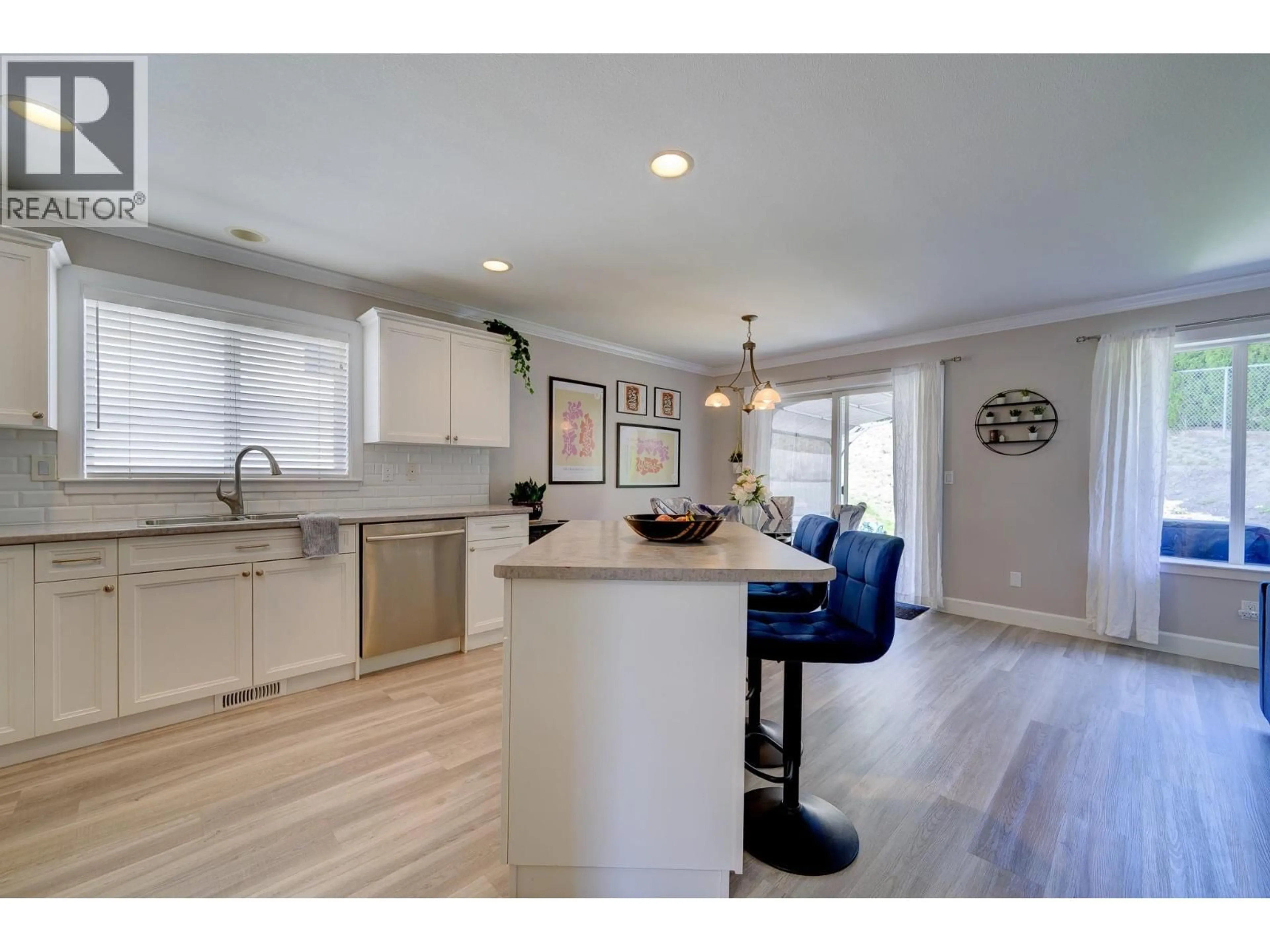 Open concept kitchen, unknown for 33 - 1940 HILLSIDE DRIVE, Kamloops British Columbia V2E2T3