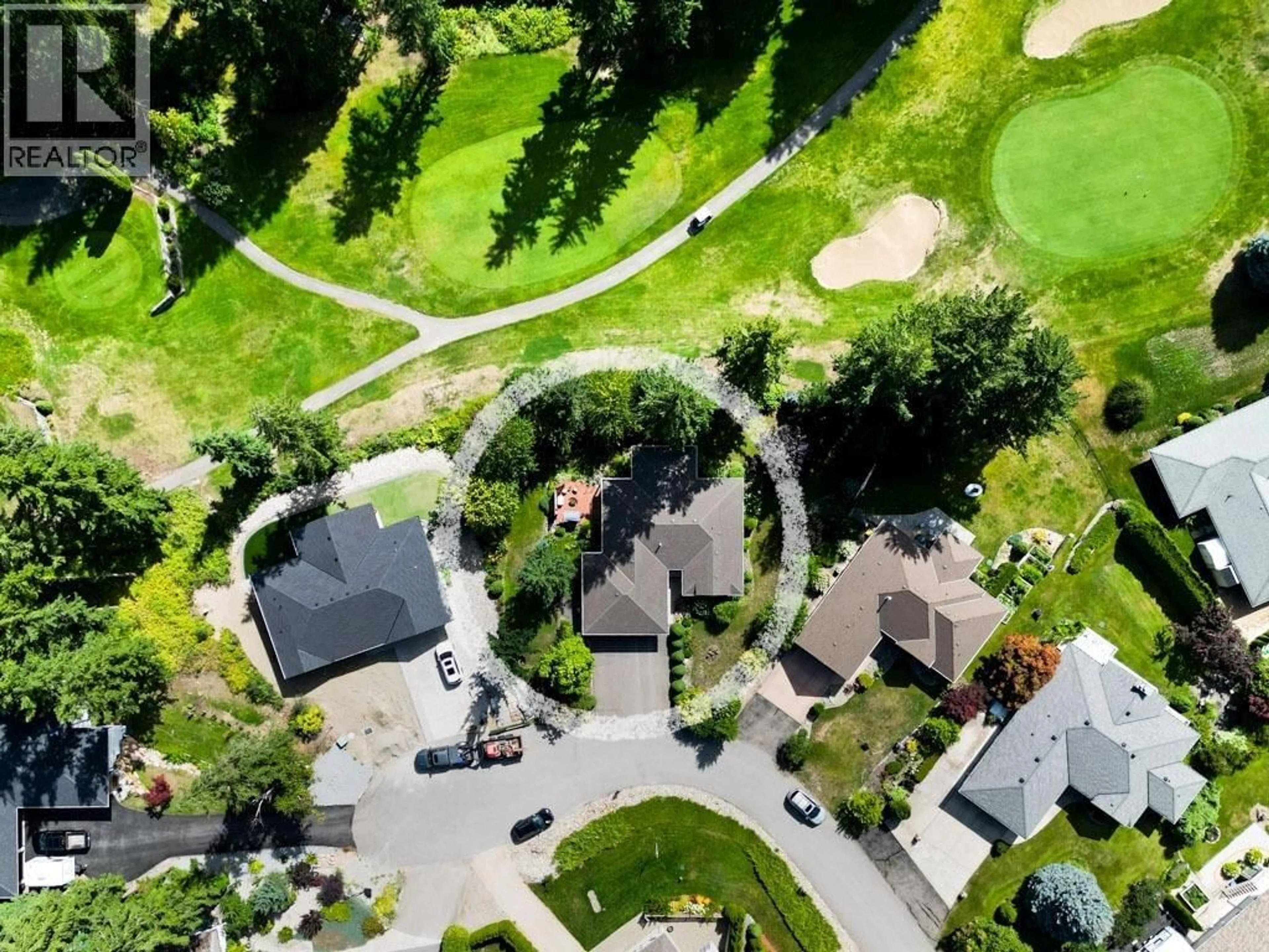 A pic from outside/outdoor area/front of a property/back of a property/a pic from drone, street for 2600 FAIRWAY PLACE, Blind Bay British Columbia V0E1H2