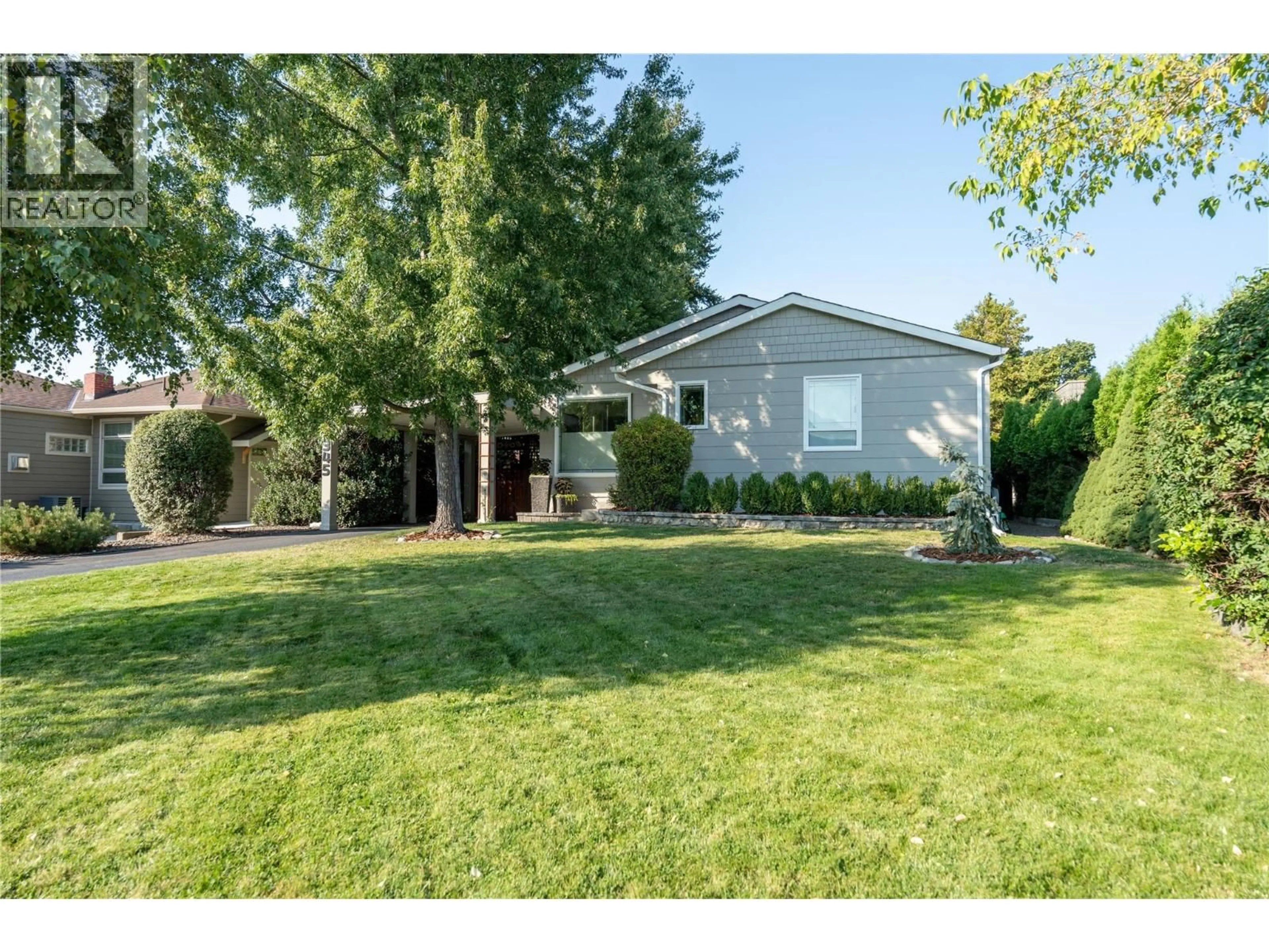 Home with vinyl exterior material, street for 345 WINDSOR AVENUE, Penticton British Columbia V2A2K5
