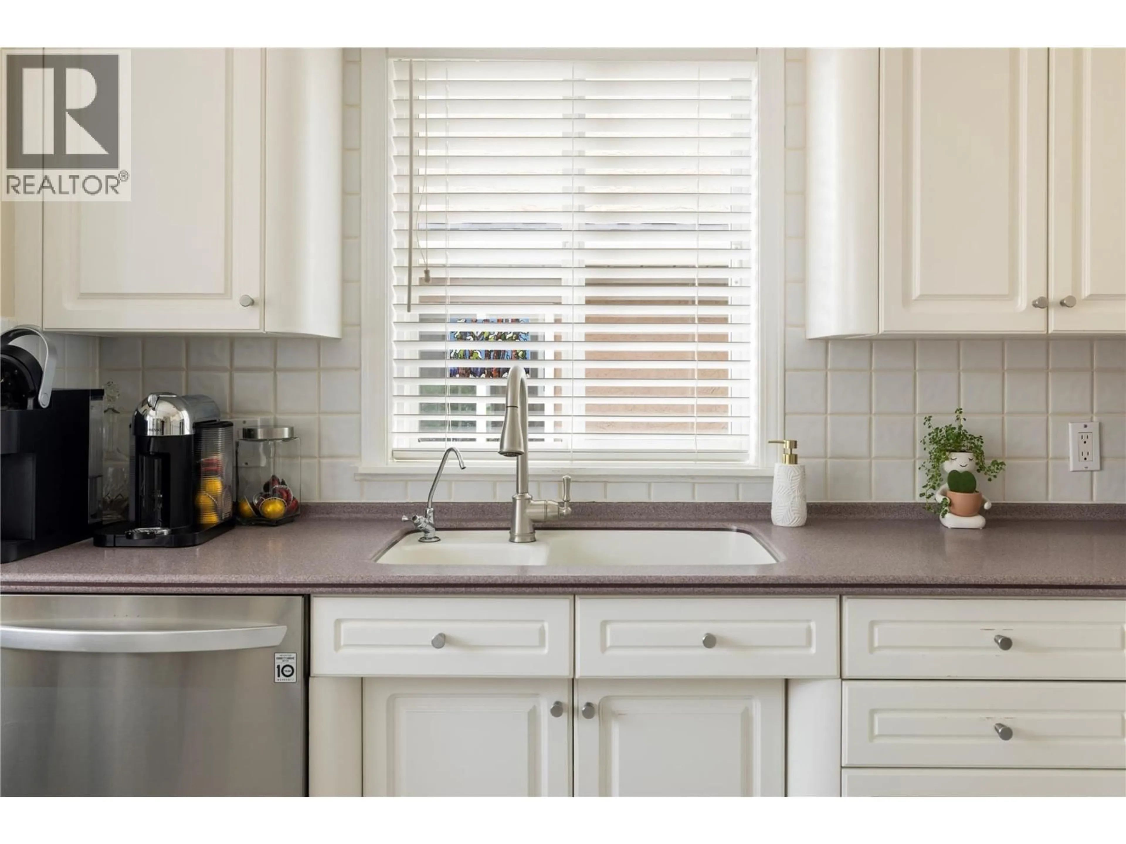 Contemporary kitchen, unknown for 7 - 535 GLENMEADOWS ROAD, Kelowna British Columbia V1V1X7