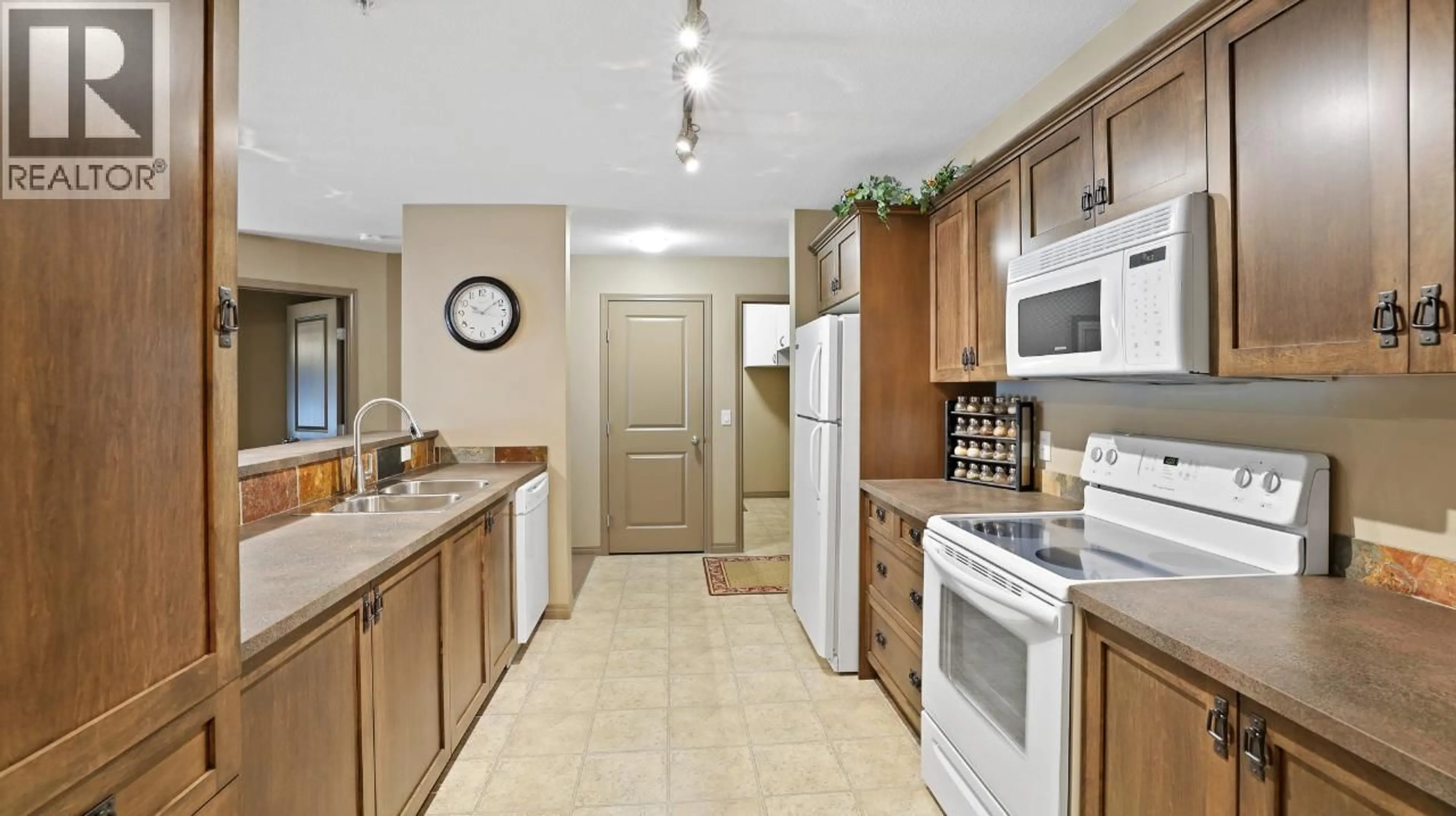 Standard kitchen, ceramic/tile floor for 107 - 4874 STANLEY STREET, Radium Hot Springs British Columbia V0A1M0