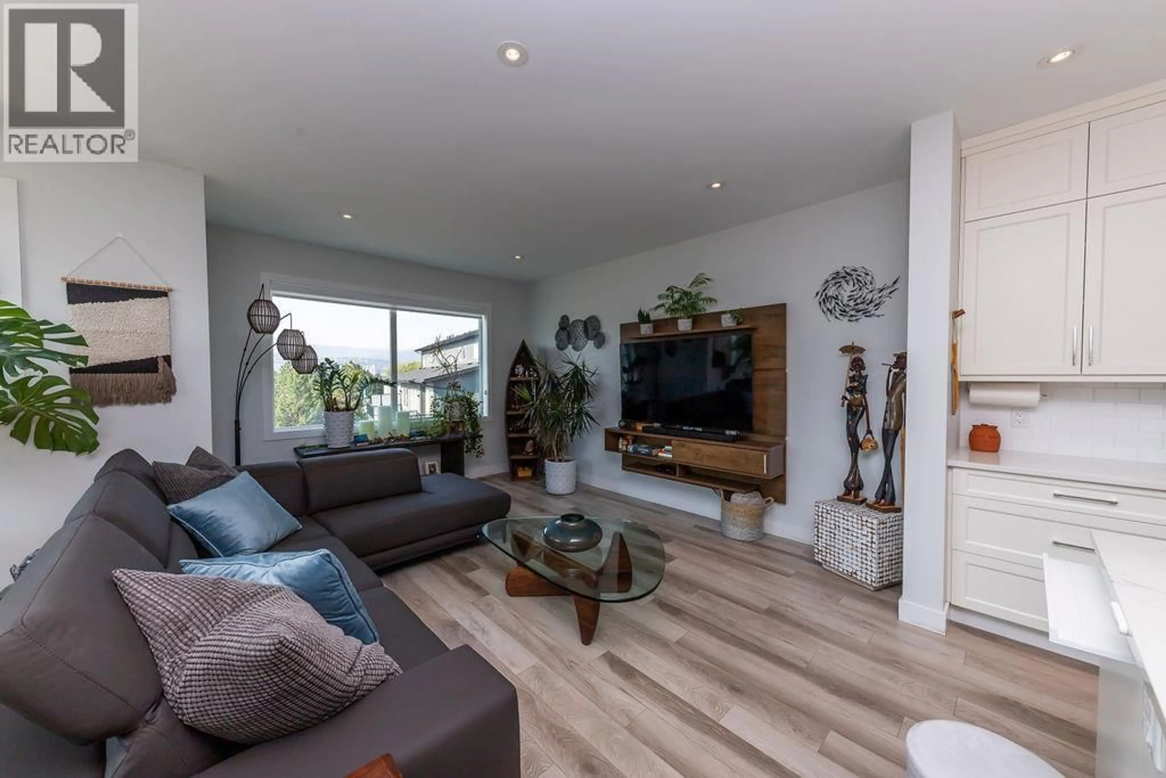 Living room with furniture, wood/laminate floor for 125 RIVER GATE DRIVE, Kamloops British Columbia V2H0E4