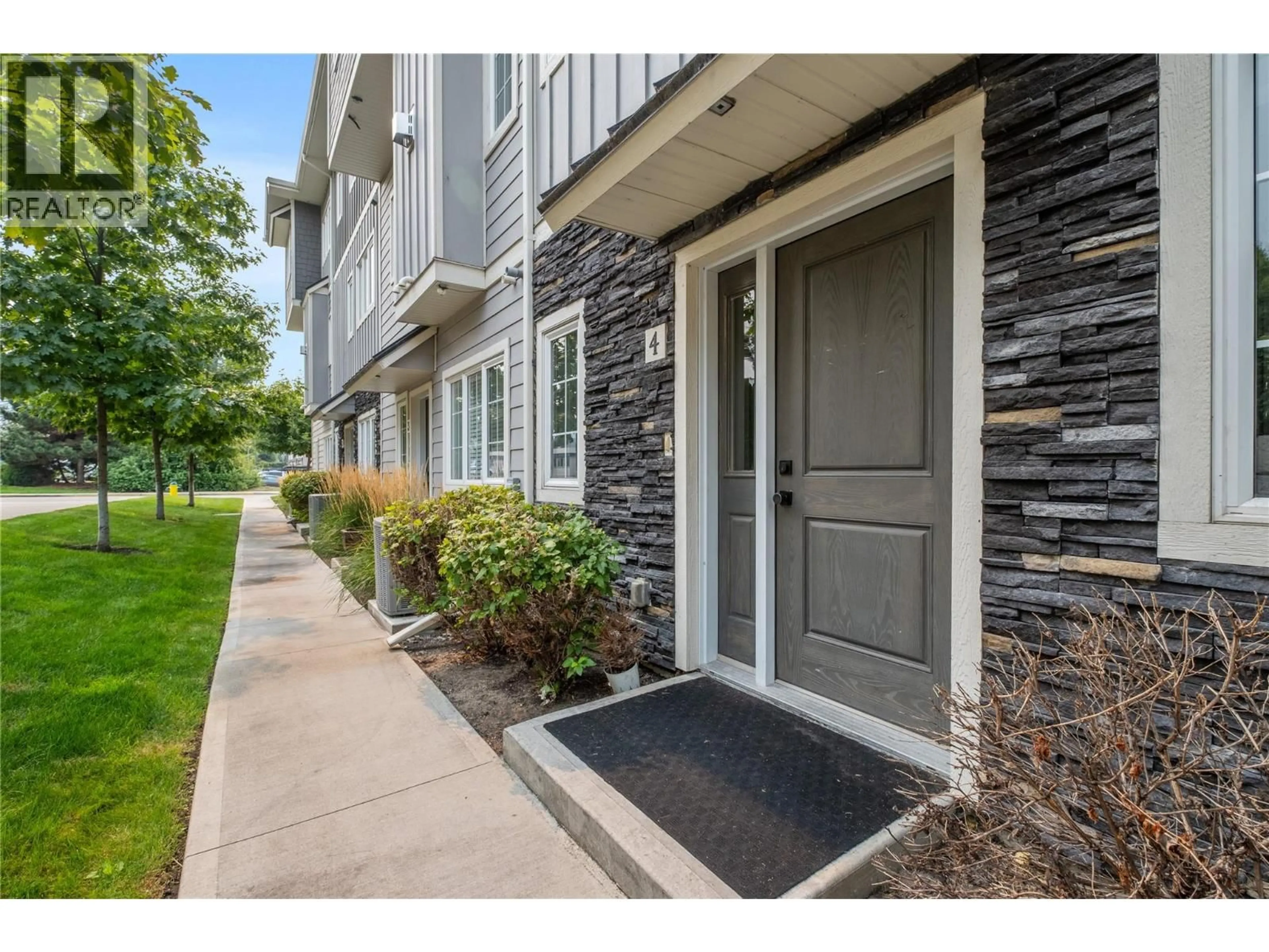 Indoor entryway for 4 - 644 LEQUIME ROAD, Kelowna British Columbia V1W1A4