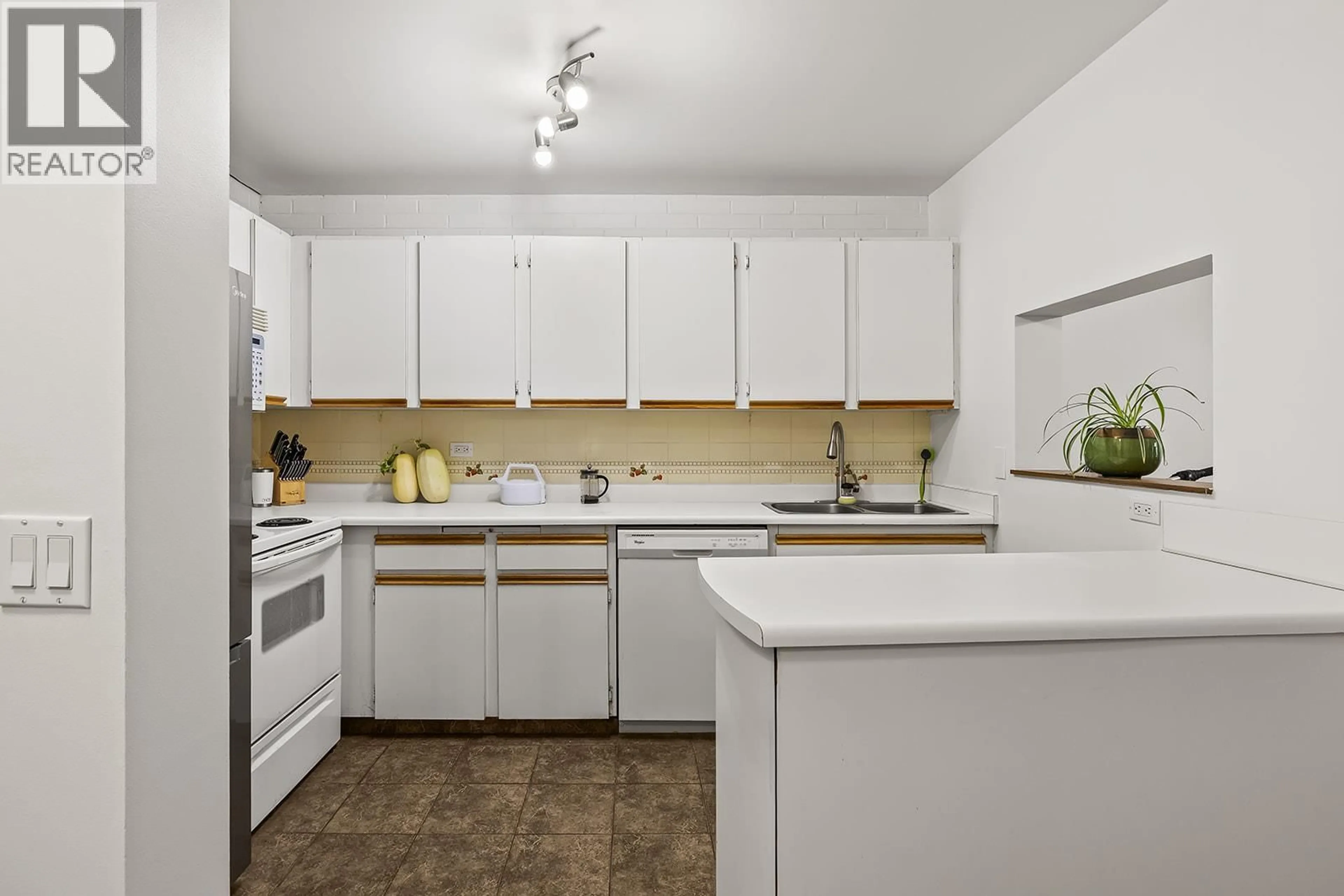 Standard kitchen, unknown for 204 - 1915 PACIFIC COURT, Kelowna British Columbia V1Y8B3
