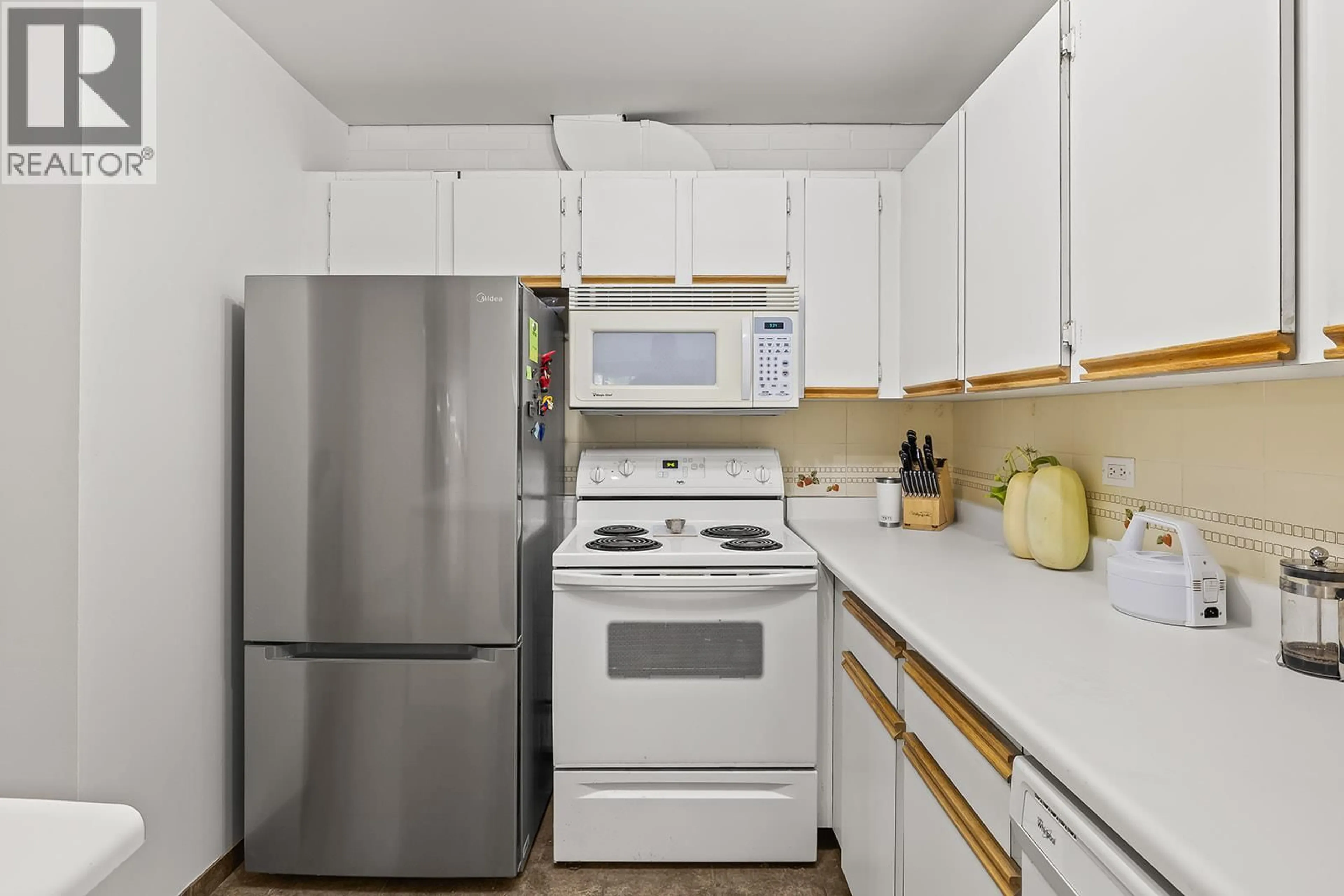 Standard kitchen, unknown for 204 - 1915 PACIFIC COURT, Kelowna British Columbia V1Y8B3