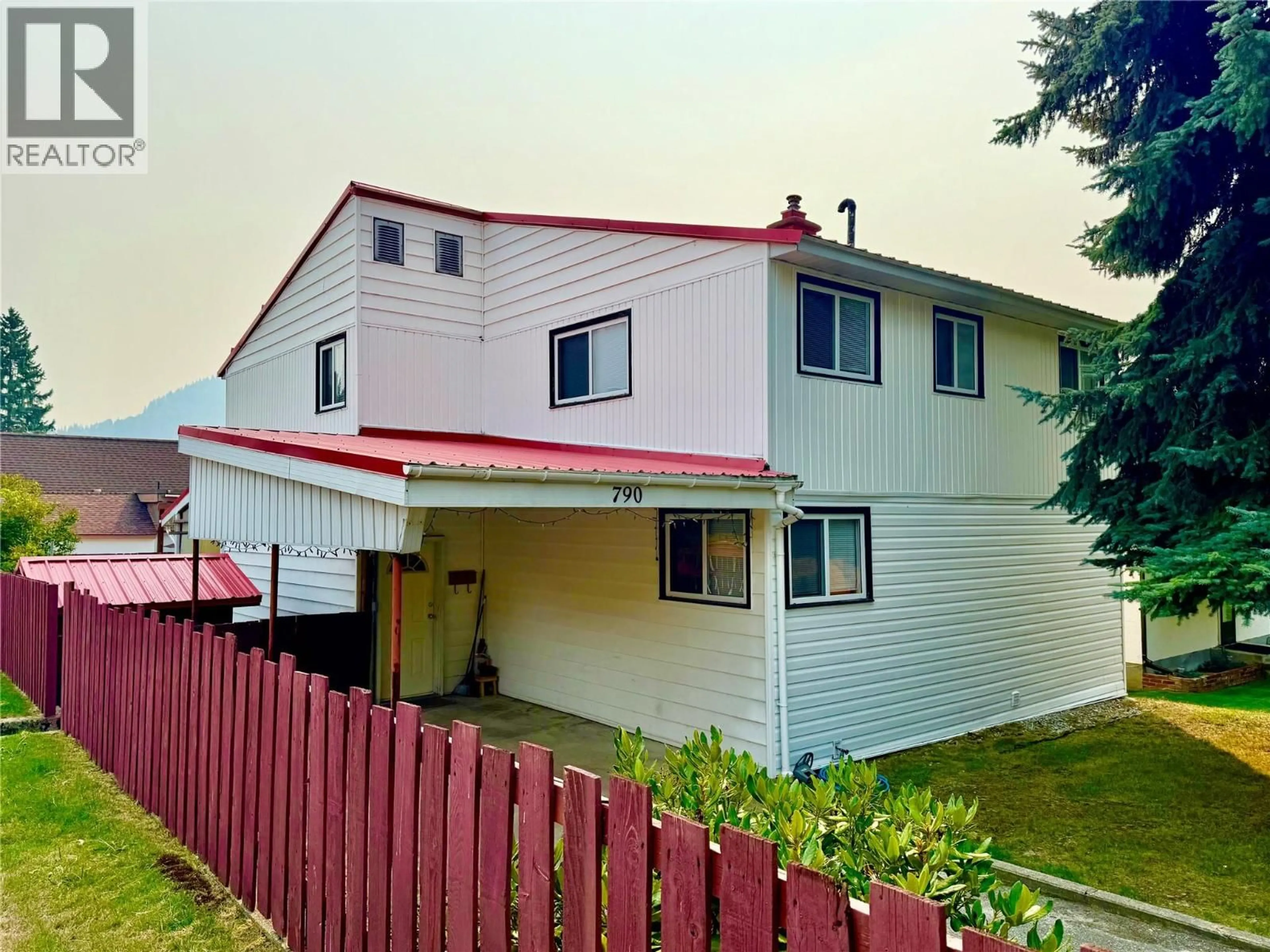 A pic from outside/outdoor area/front of a property/back of a property/a pic from drone, building for 790 CARLYLE STREET, Warfield British Columbia V1R2E7