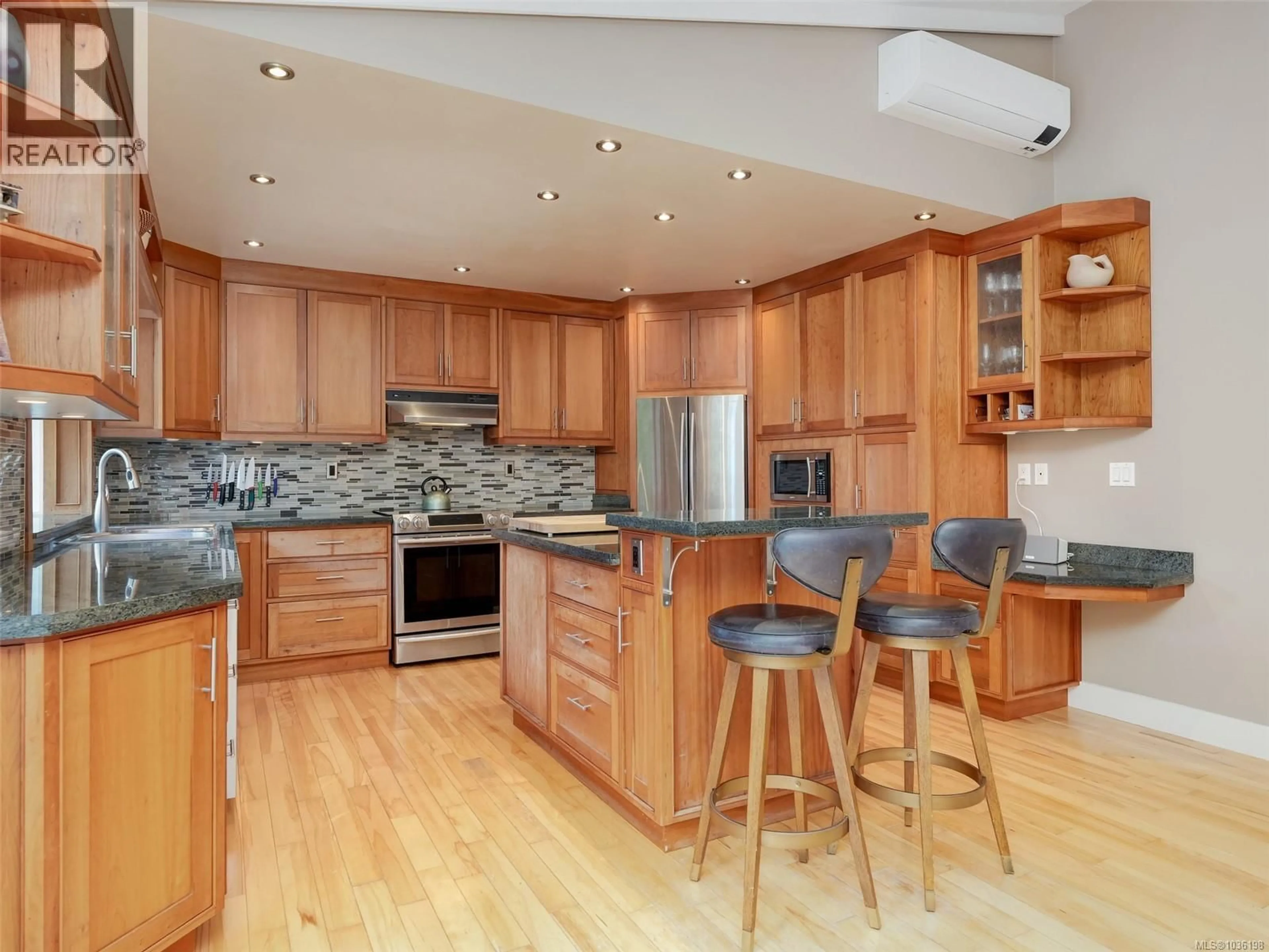 Contemporary kitchen, wood/laminate floor for 5148 SANTA CLARA AVENUE, Saanich British Columbia V8Y1W4