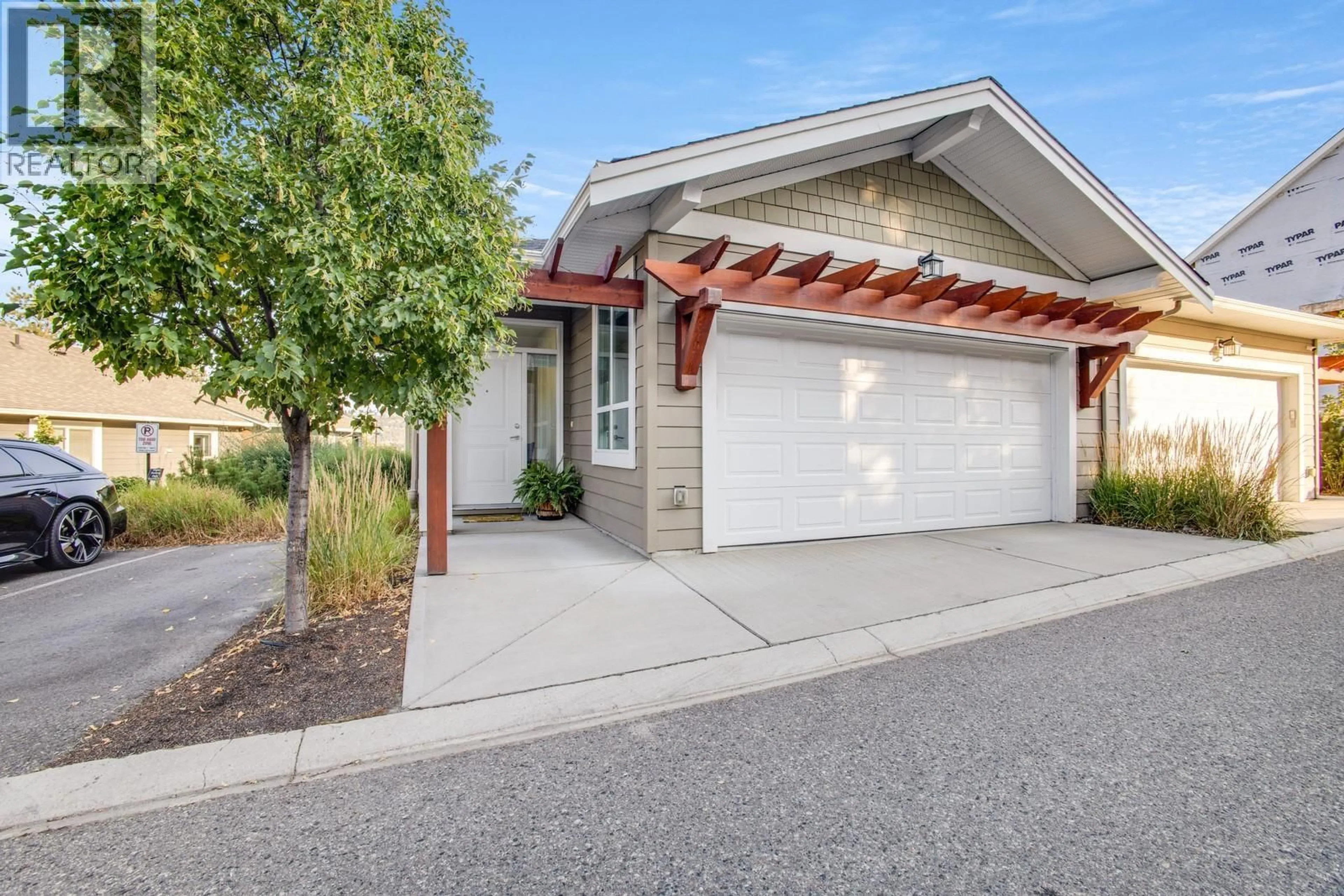 Home with vinyl exterior material, street for 46 - 625 BOYNTON PLACE, Kelowna British Columbia V1V3B5
