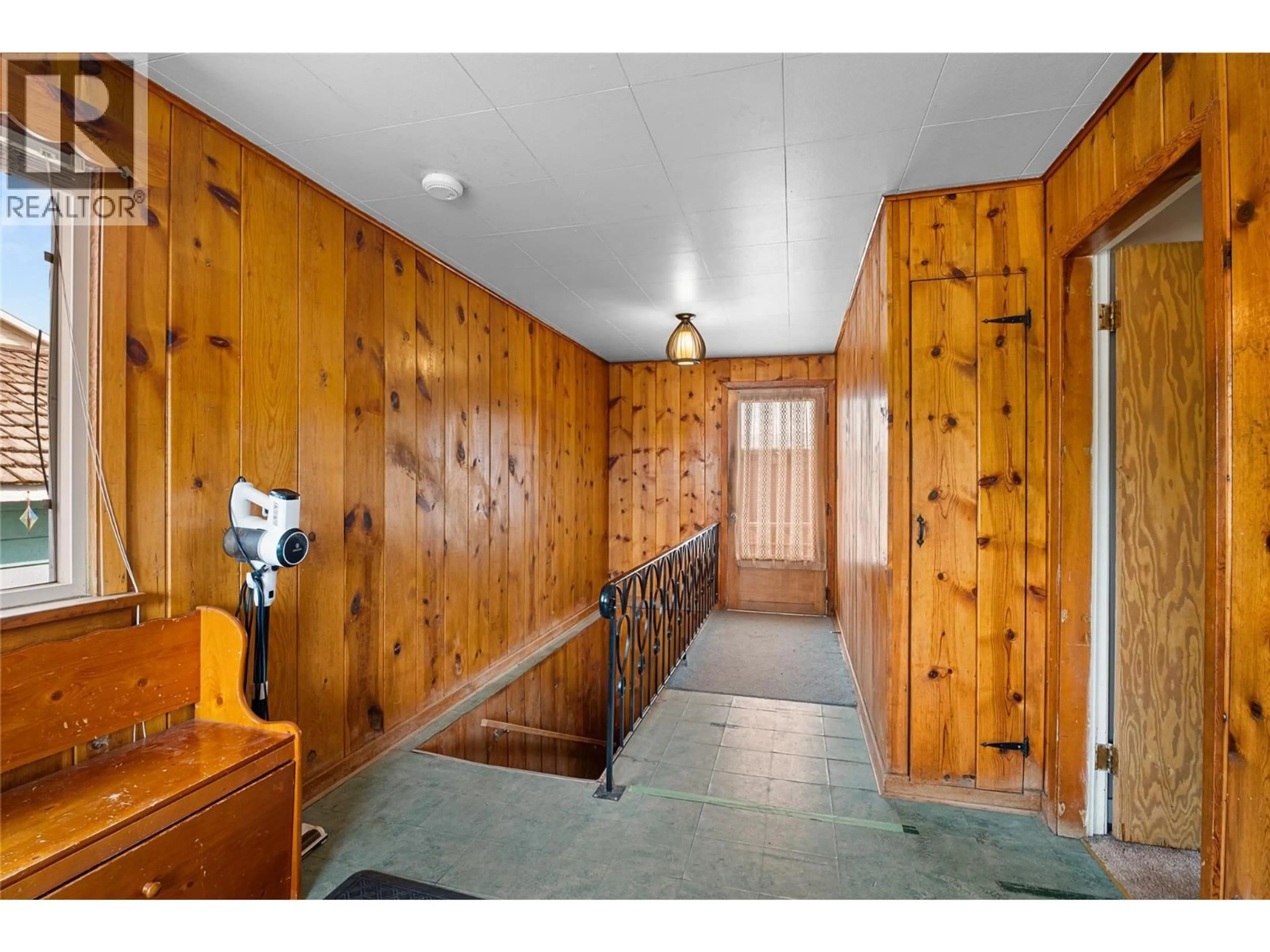 Indoor foyer for 1552 GARCIA STREET, Merritt British Columbia V1K1B8