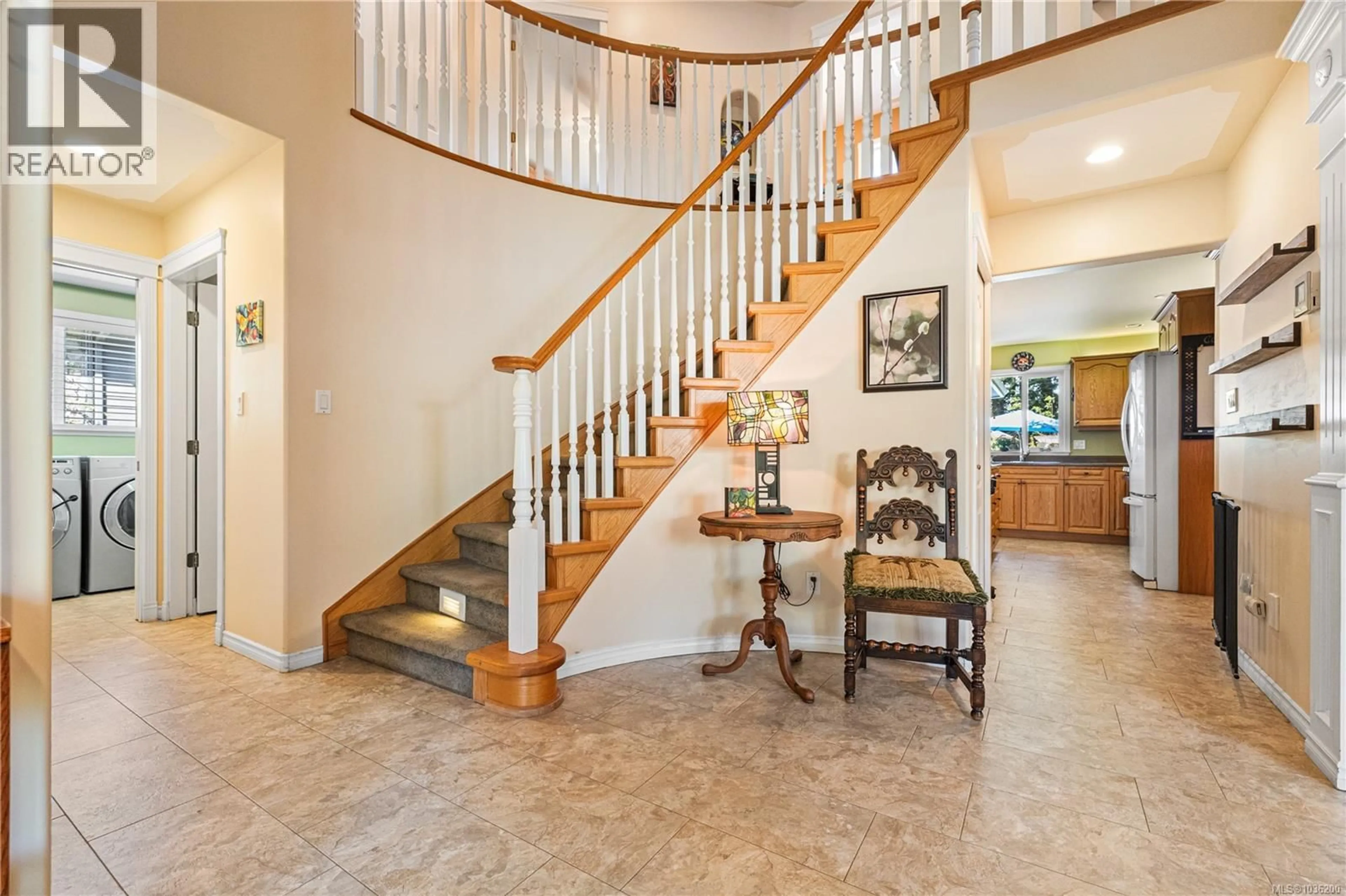 Indoor foyer for 100 MARYLAND ROAD, Campbell River British Columbia V9W8G2