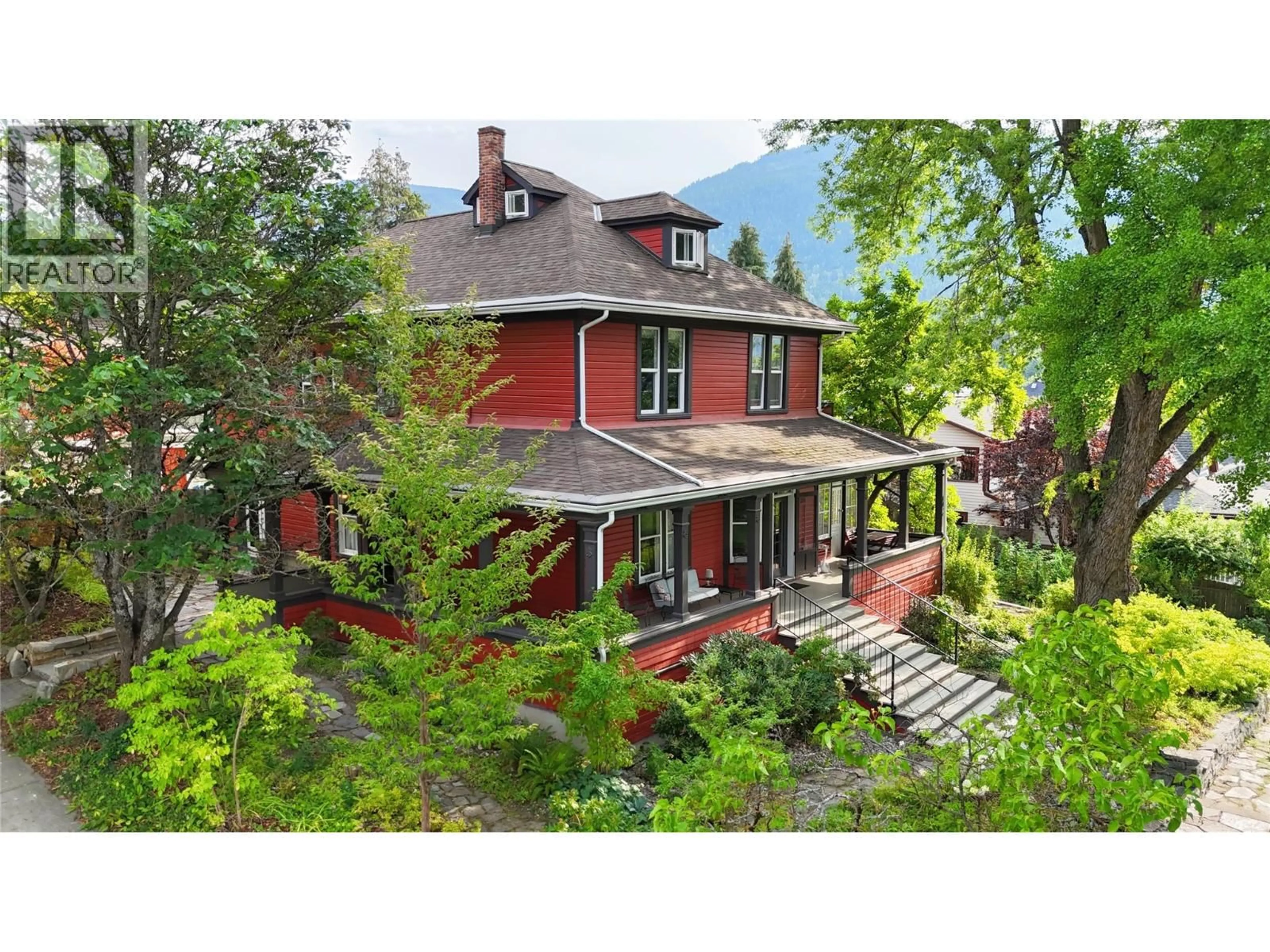 A pic from outside/outdoor area/front of a property/back of a property/a pic from drone, street for 424 OBSERVATORY STREET, Nelson British Columbia V1L4Y6