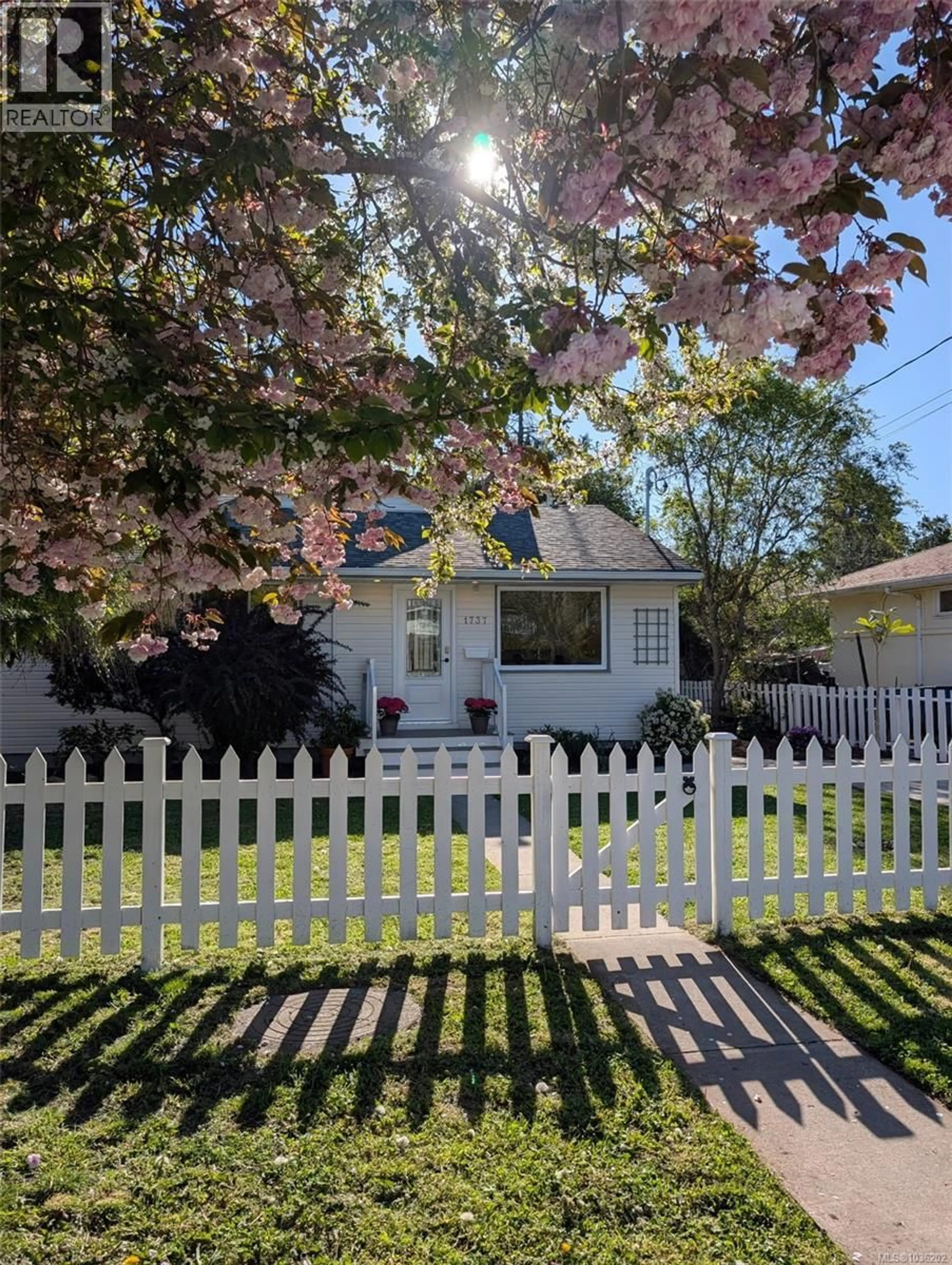 Home with vinyl exterior material, street for 1737 AMPHION STREET, Victoria British Columbia V8R4Z8