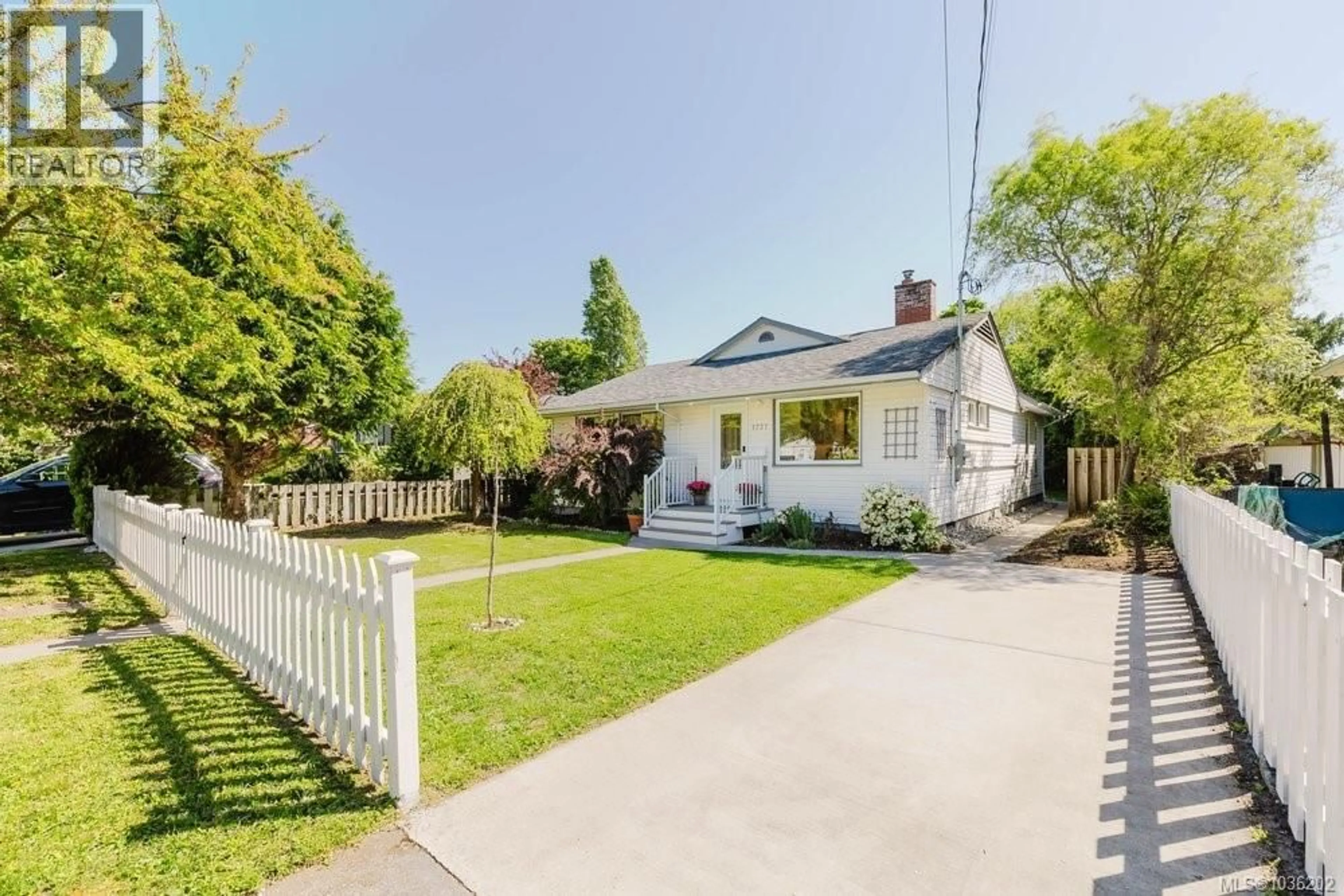 A pic from outside/outdoor area/front of a property/back of a property/a pic from drone, street for 1737 AMPHION STREET, Victoria British Columbia V8R4Z8